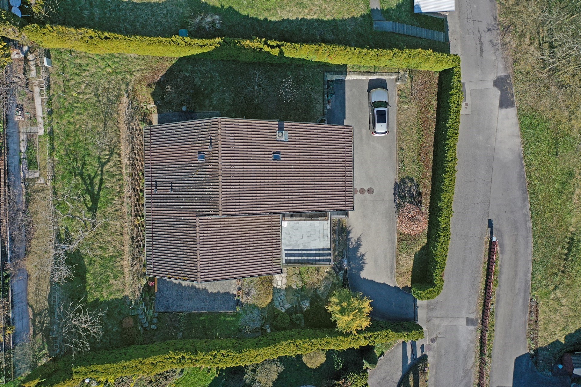 Luftaufnahme eines Einfamilienhauses mit Einfahrt