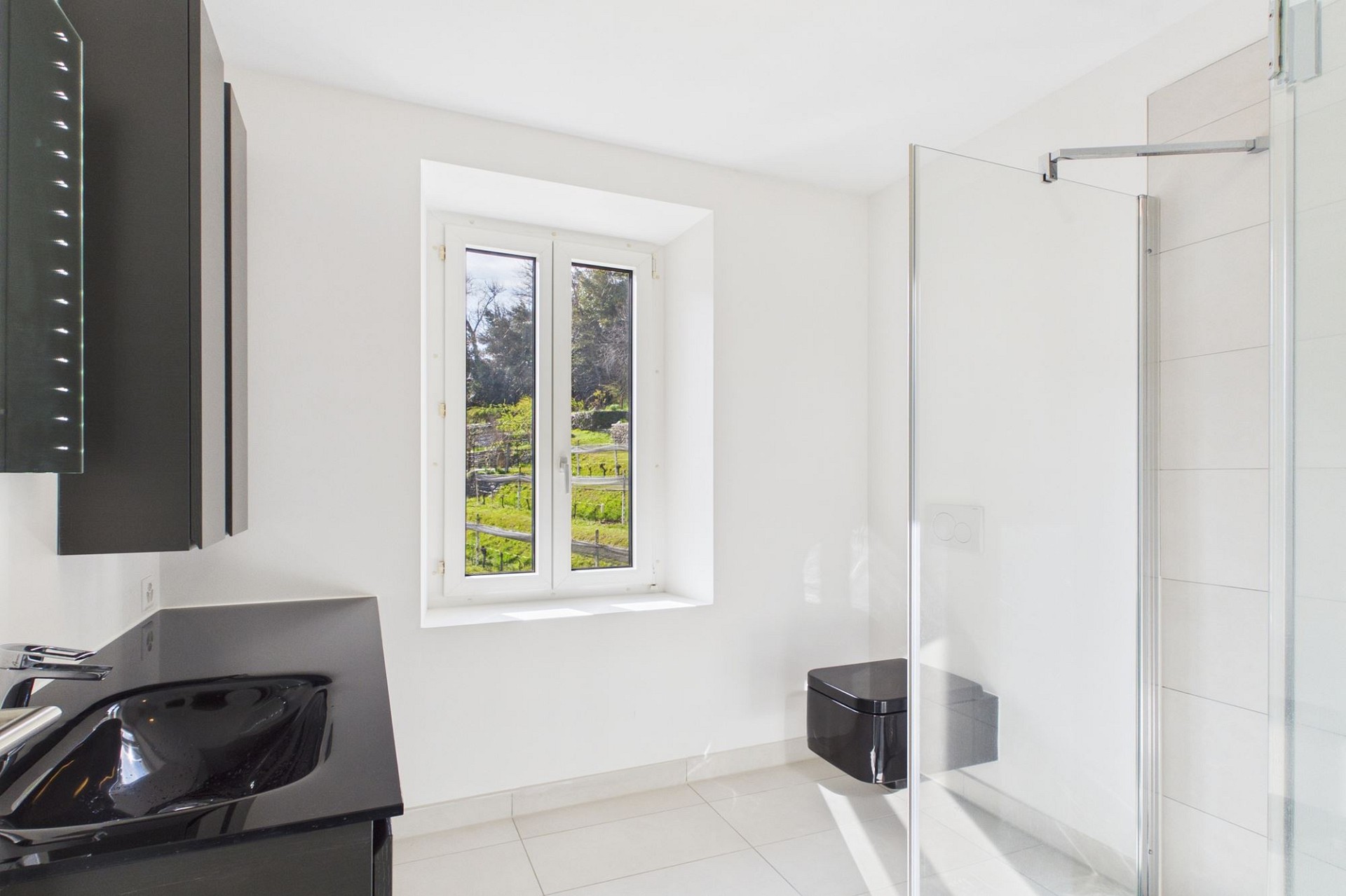 Modernes Badezimmer mit Fenster und Glasdusche