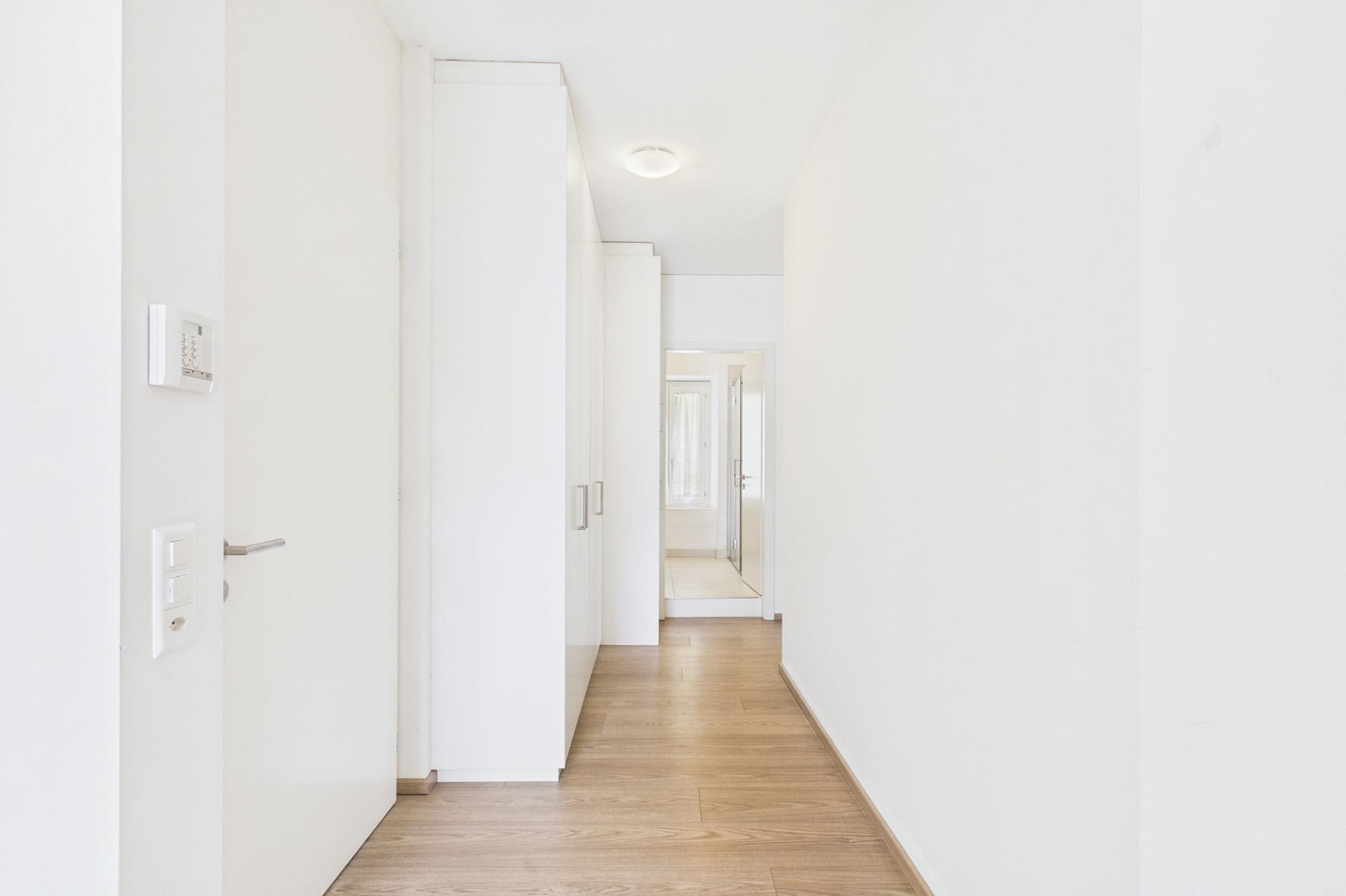 Heller Flur mit Einbauschrank