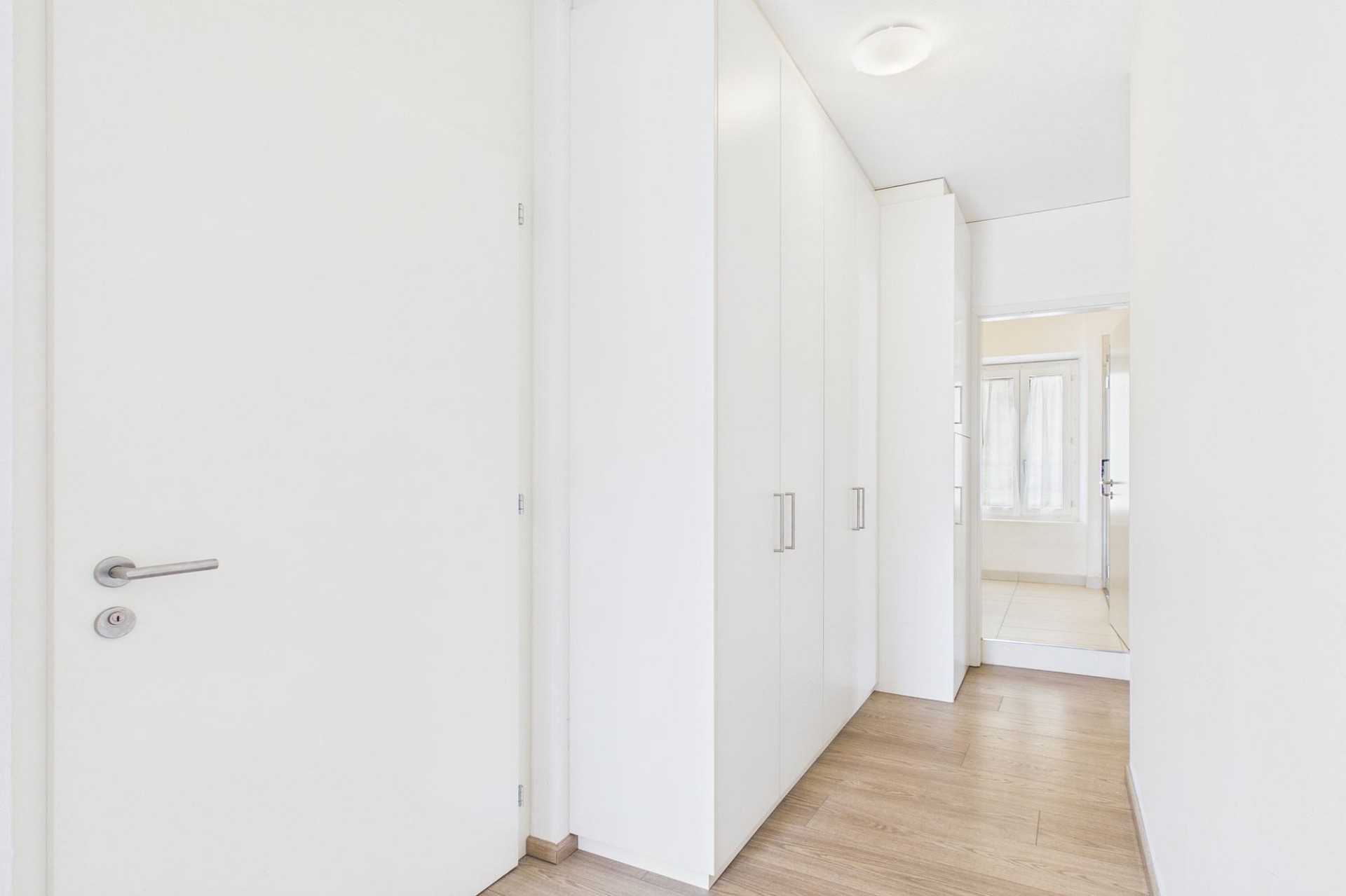 Heller Flur mit Einbauschränken