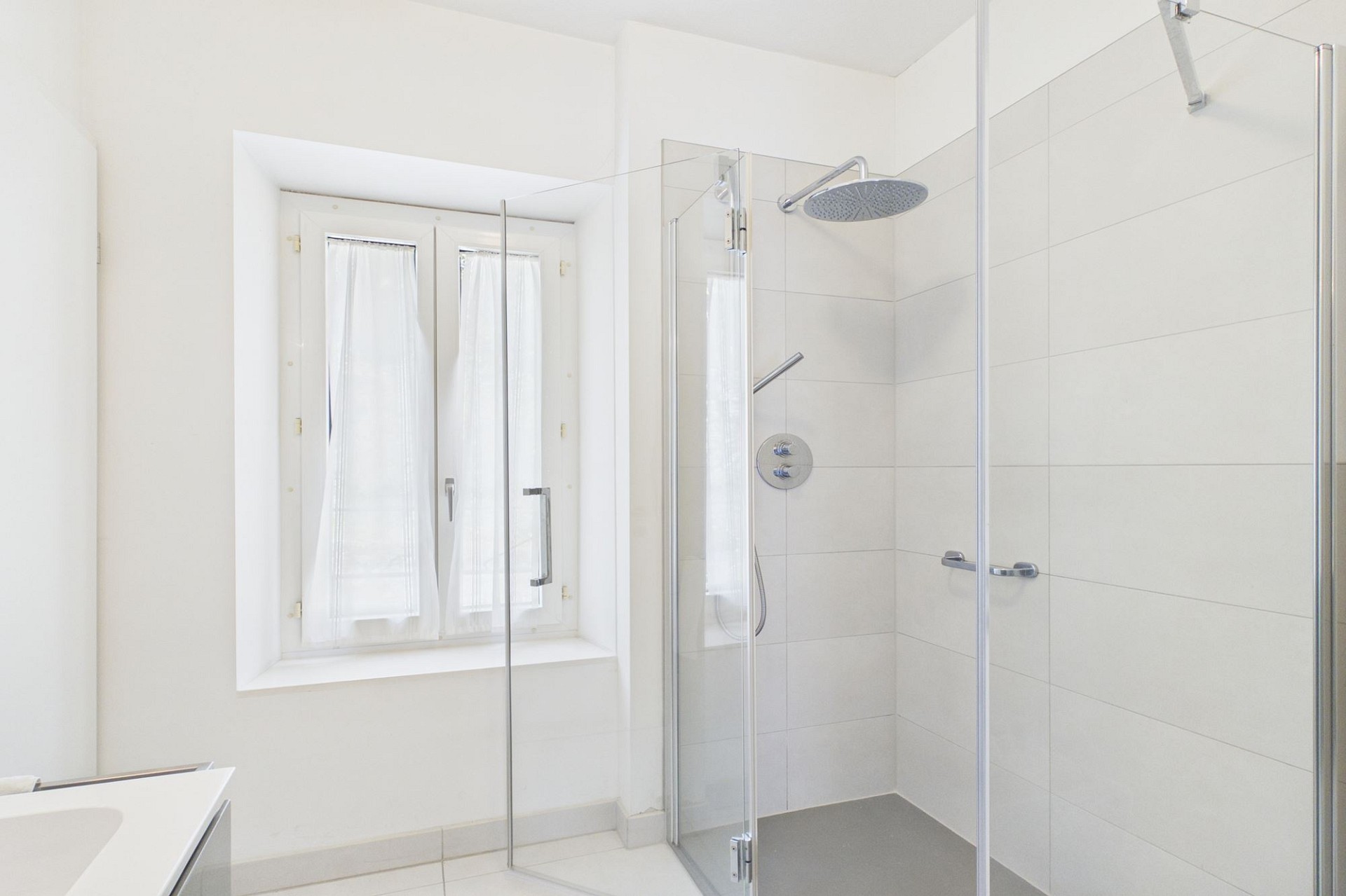 Helles, modernes Badezimmer mit Dusche und Fenster