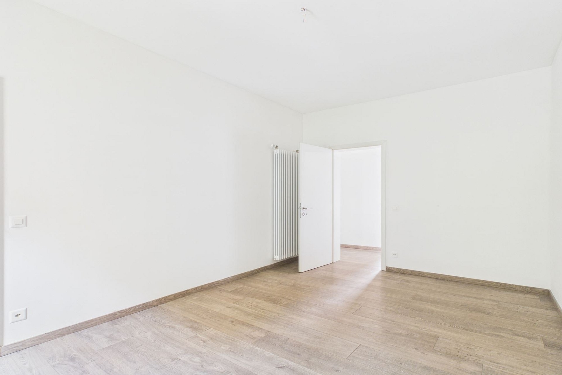 Leerer heller Raum mit Holzoptikboden