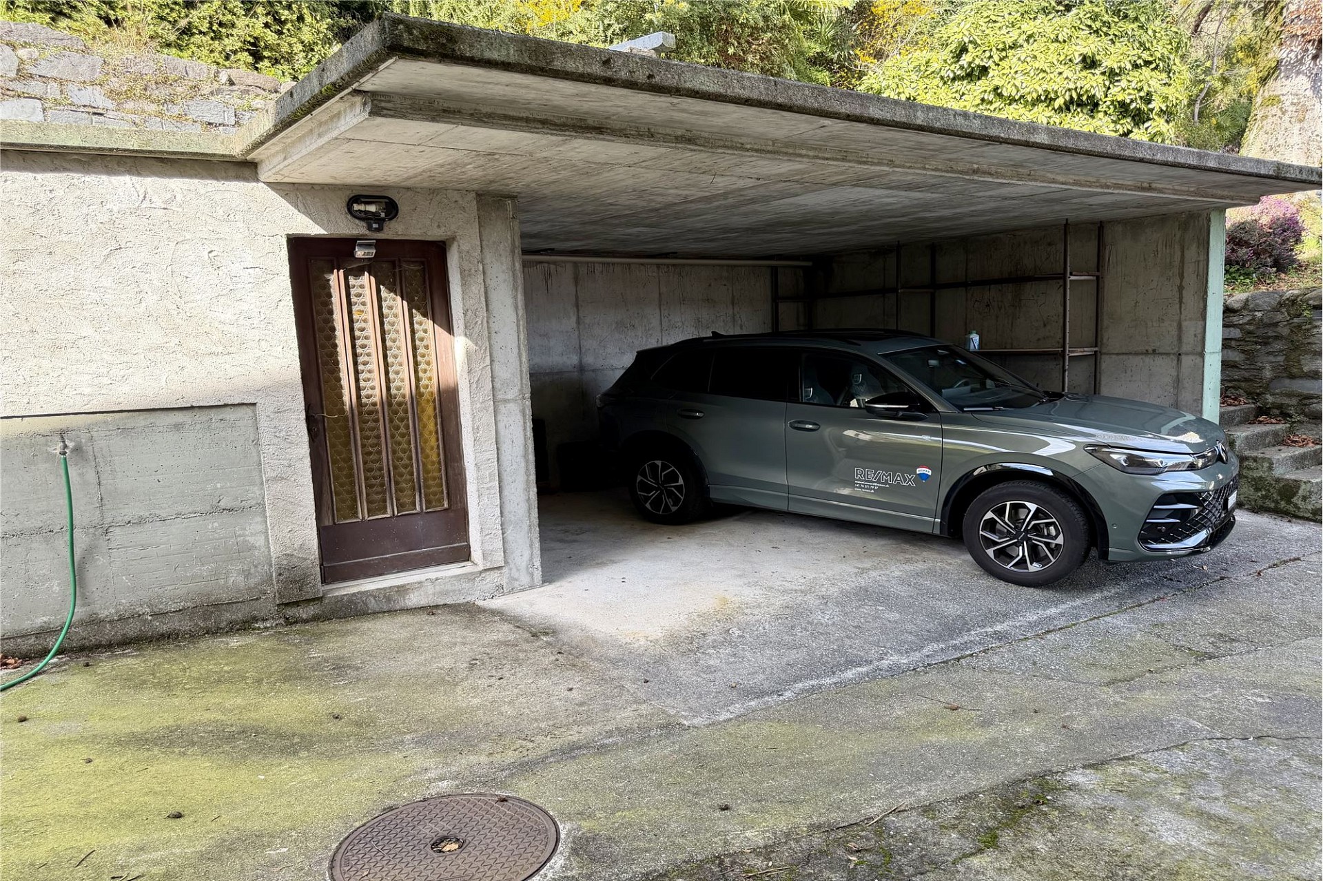 Carport mit Pkw