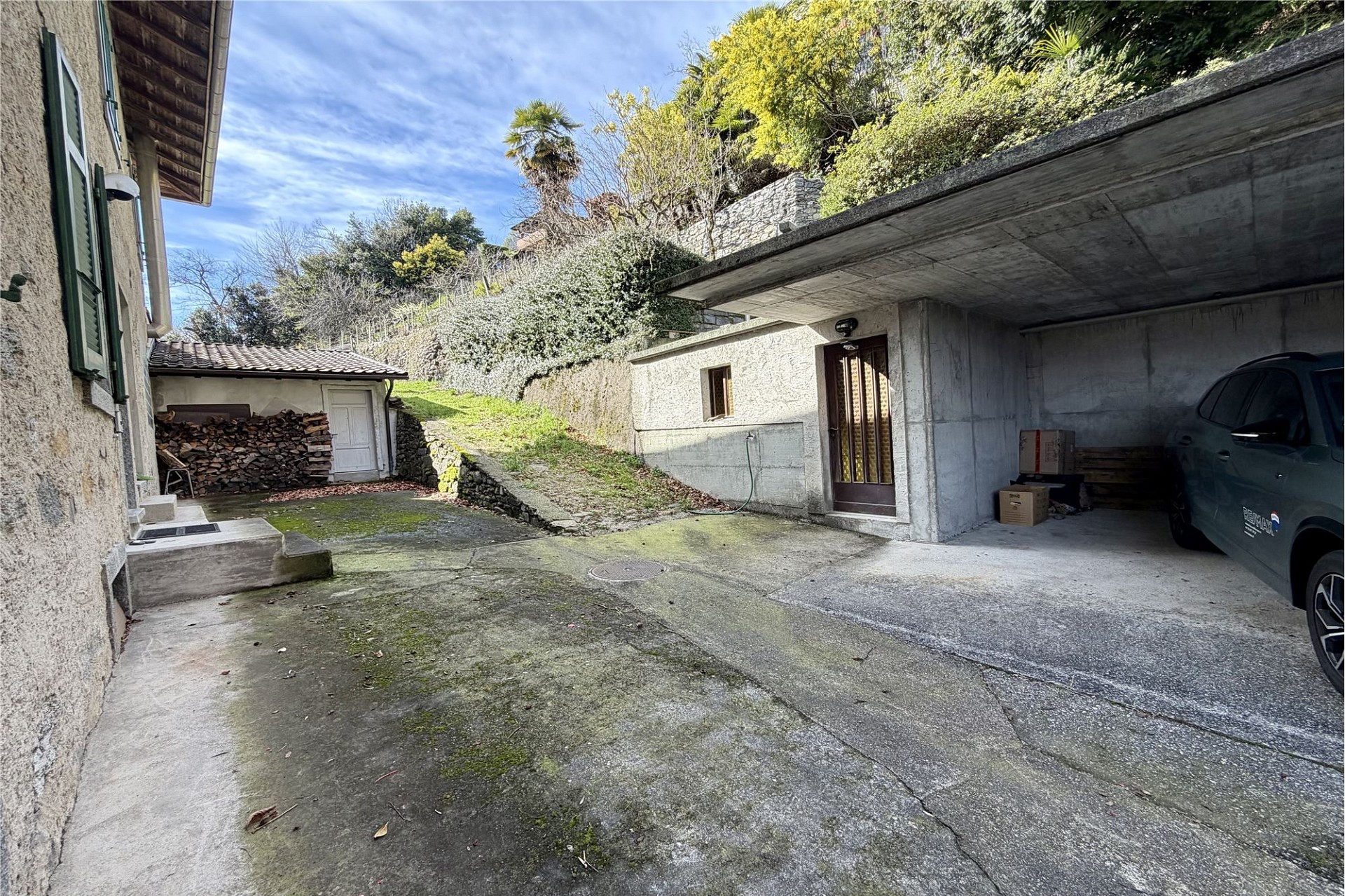 Außenbereich mit Carport und Hanglage