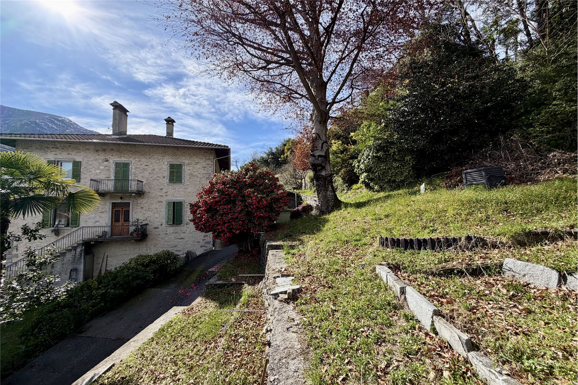 Ländliches Haus mit Gartenhang