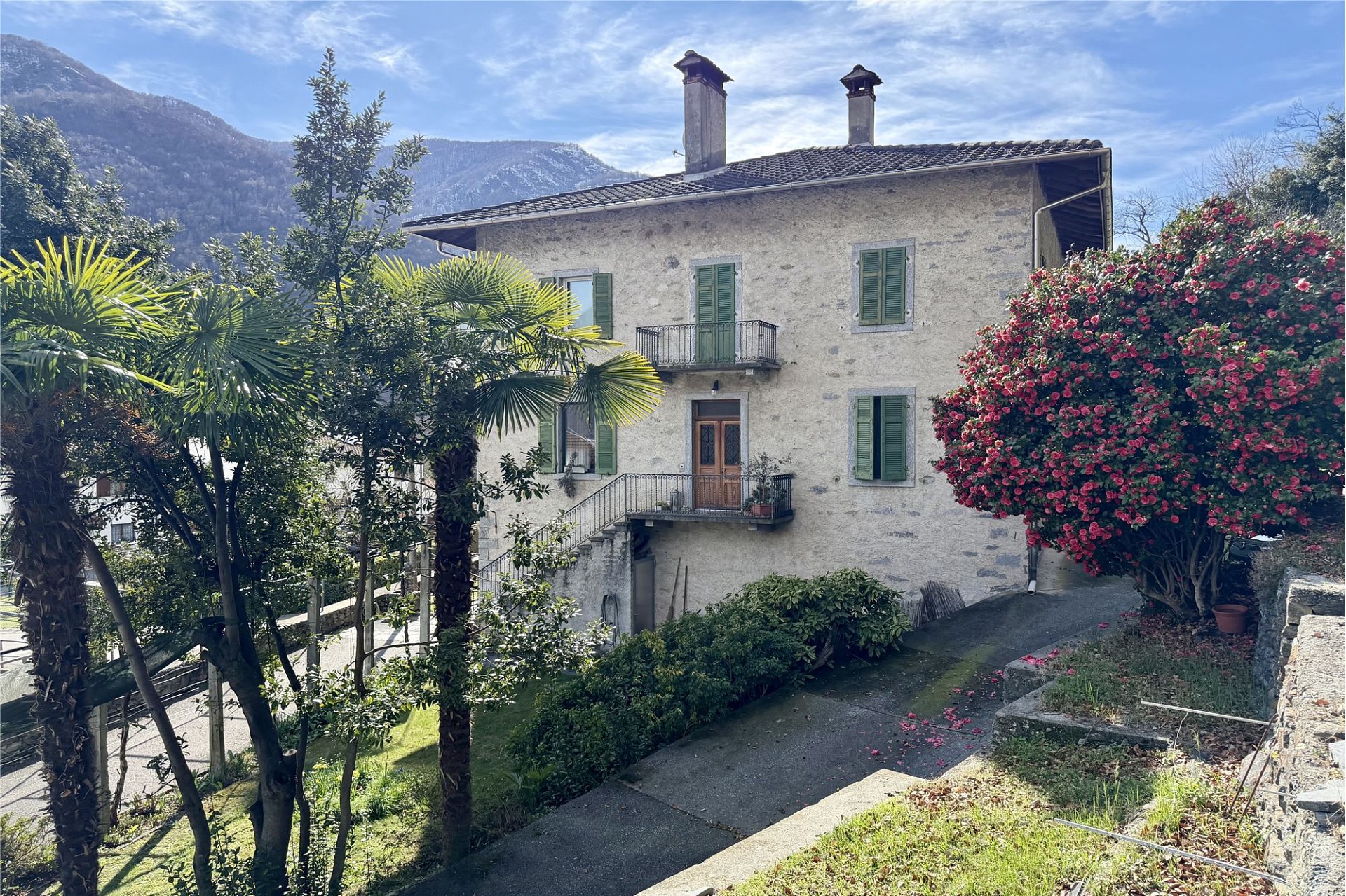 Haus mit Garten und Bergblick