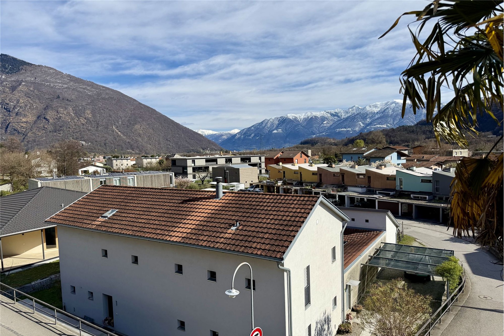 Bergblick über Wohngebiet
