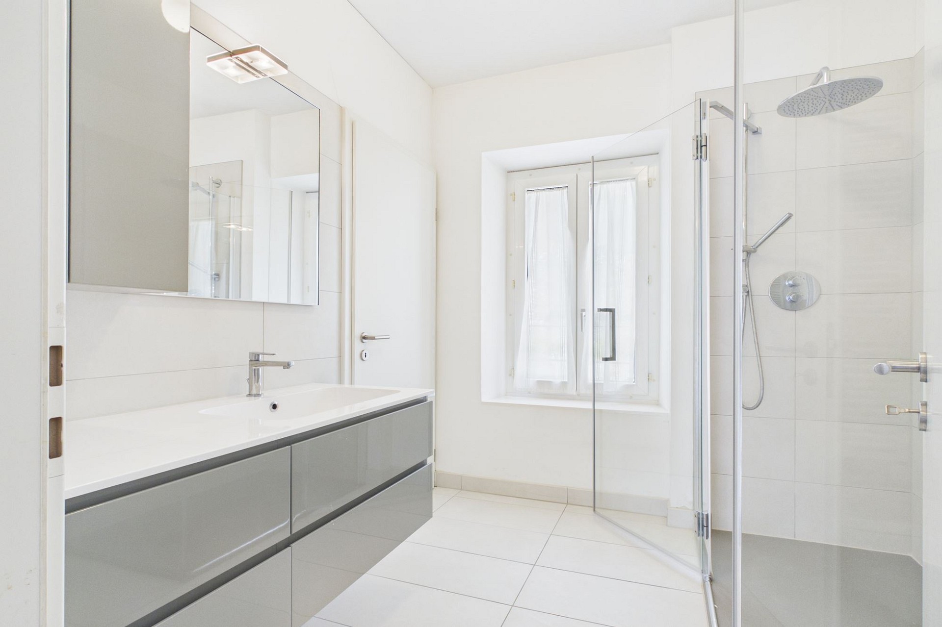 Modernes Badezimmer mit Dusche und Waschtisch