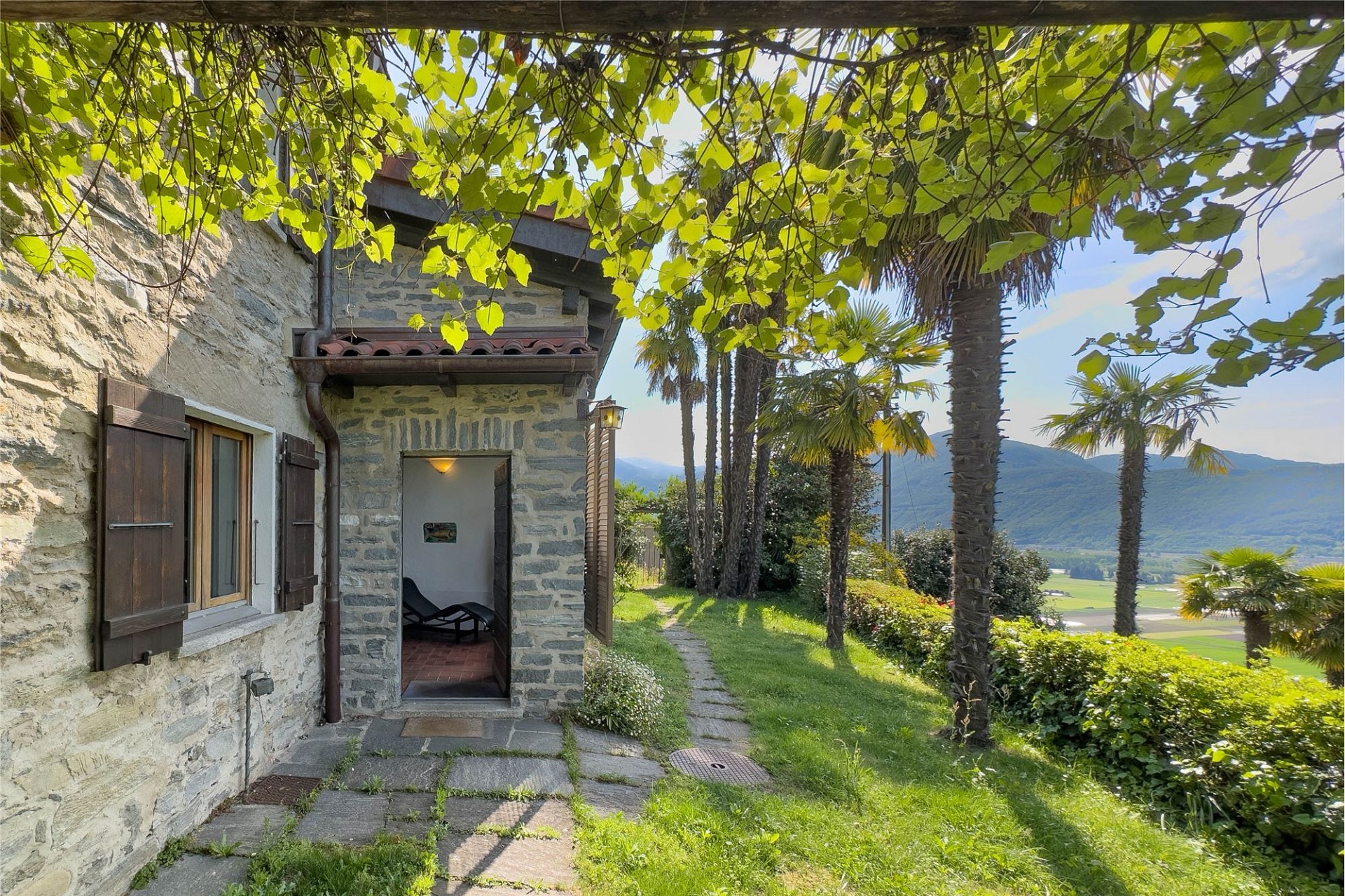 Steinhaus mit Garten und Bergblick