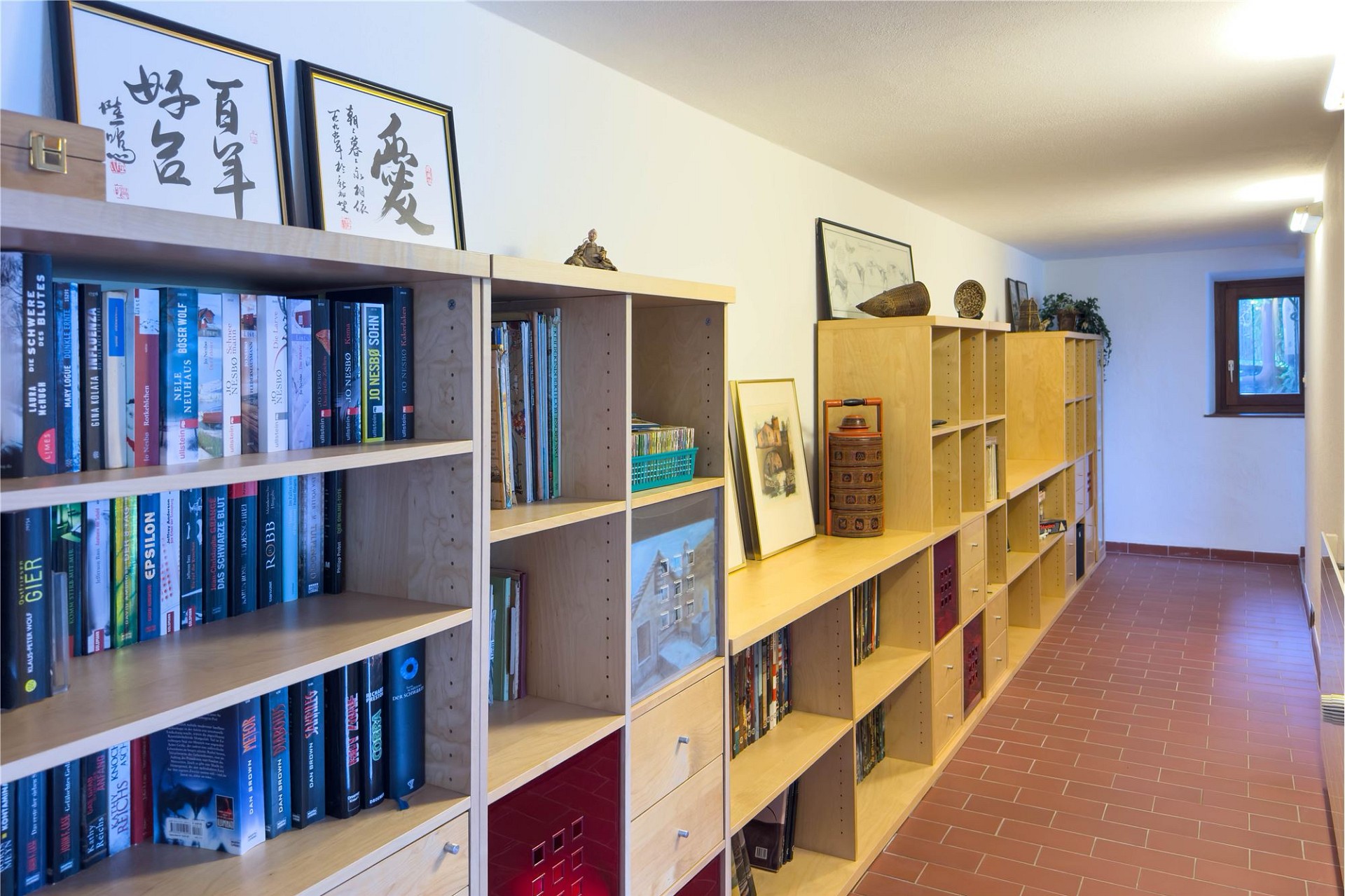 Langer Flur mit Bücherregalen