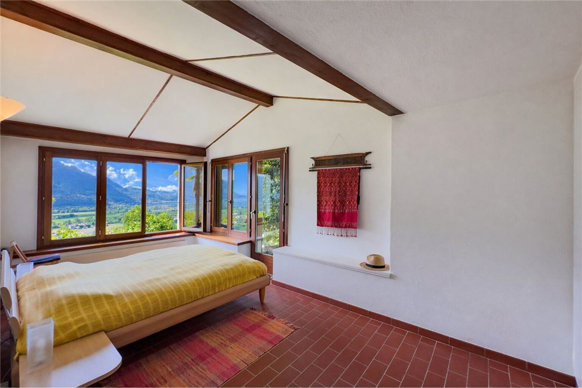 Helles Schlafzimmer mit Bergblick