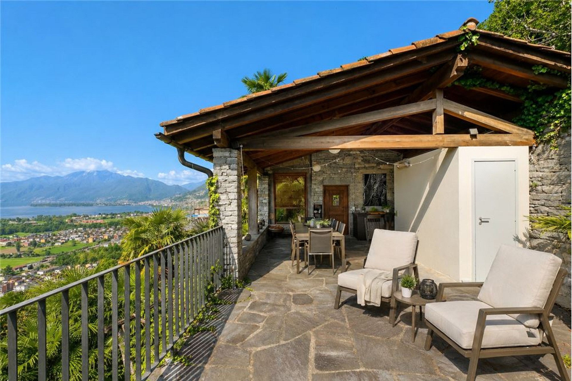 Überdachte Terrasse mit Berg- und Seeblick