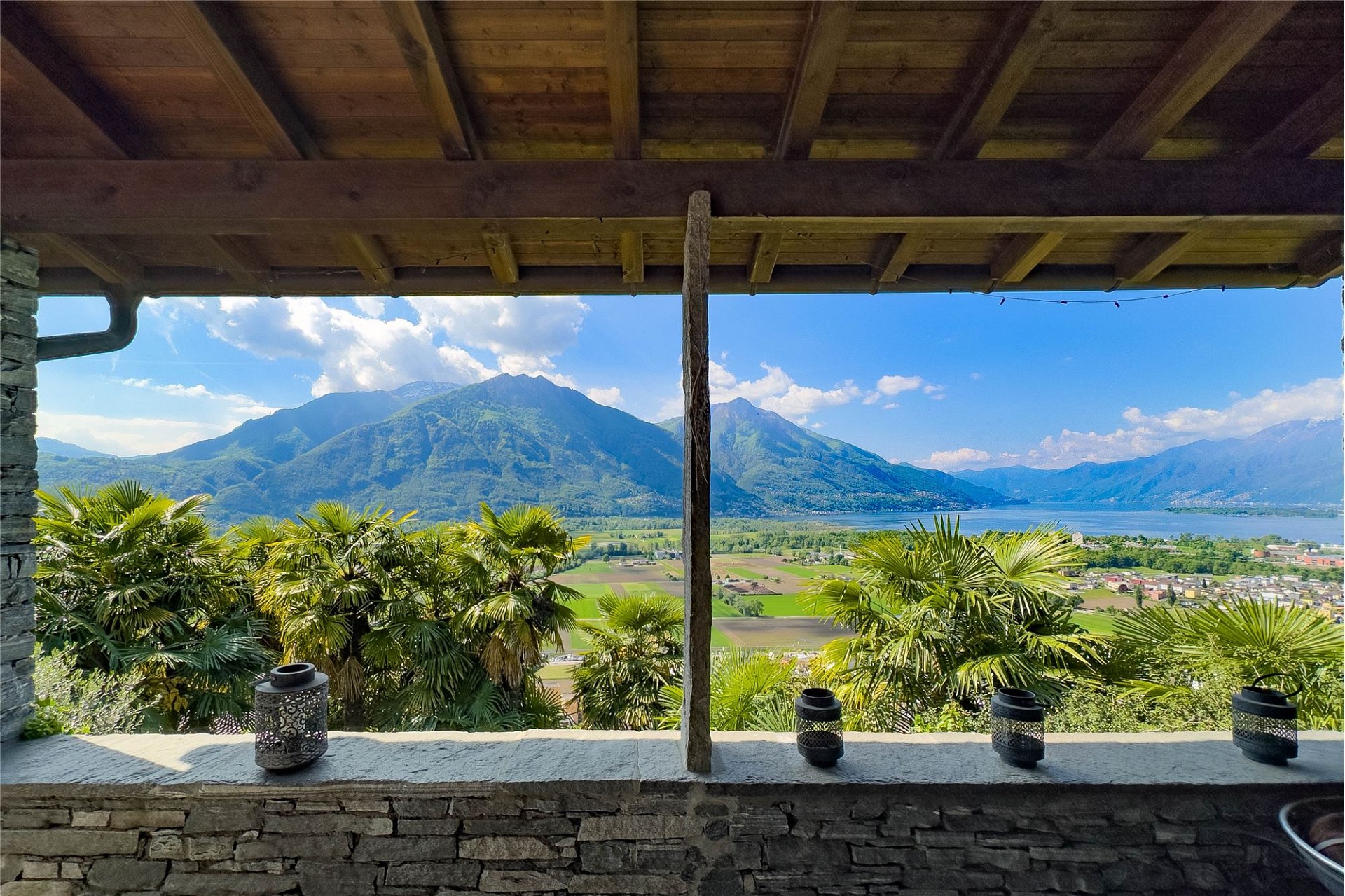 Balkon mit Berg- und Seeblick