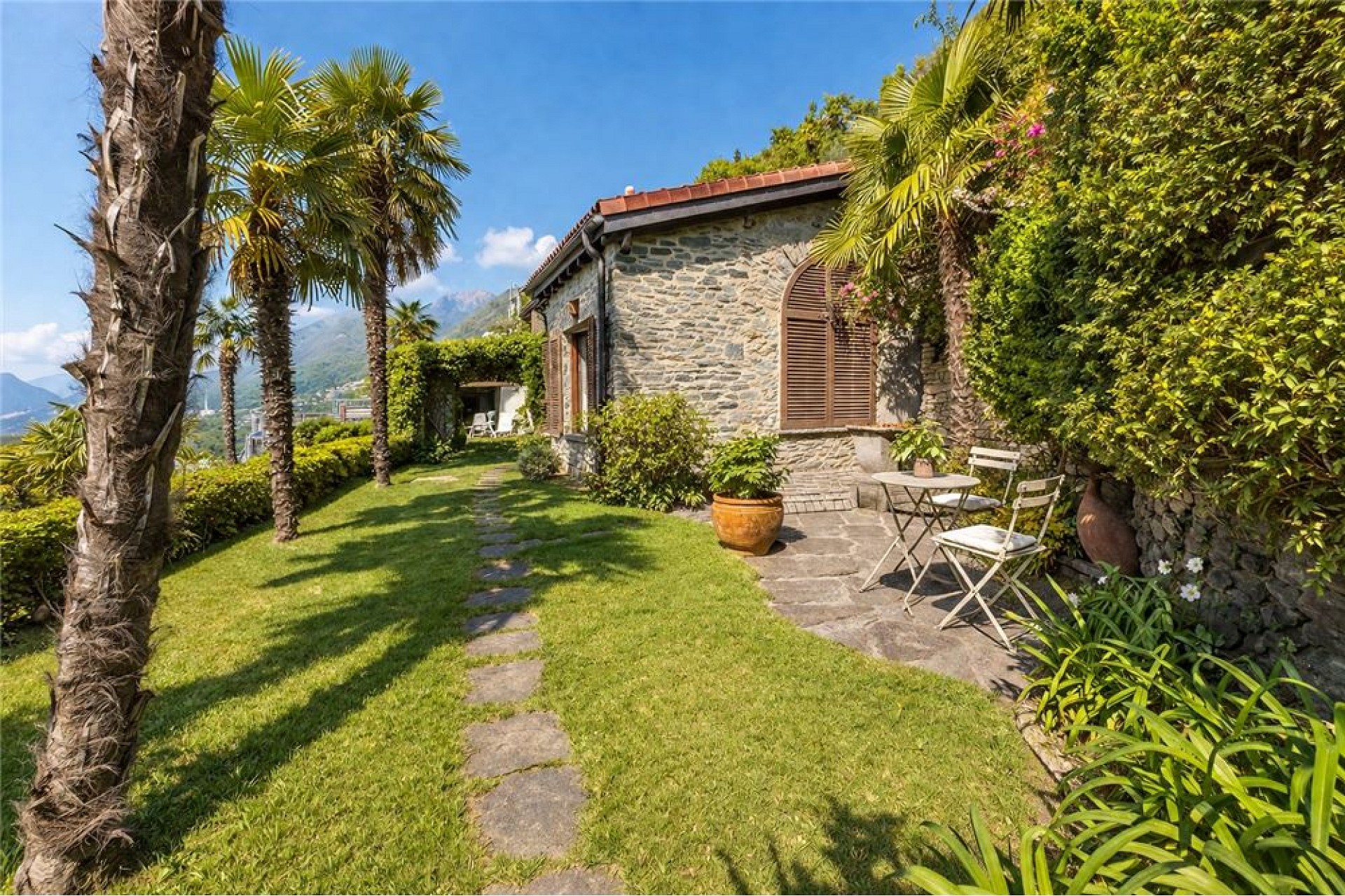 Mediterraner Garten mit Steinhaus