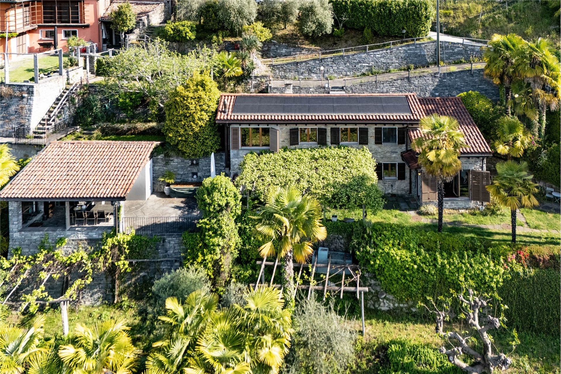 Mediterranes Wohnhaus mit Solardach und üppigem Garten