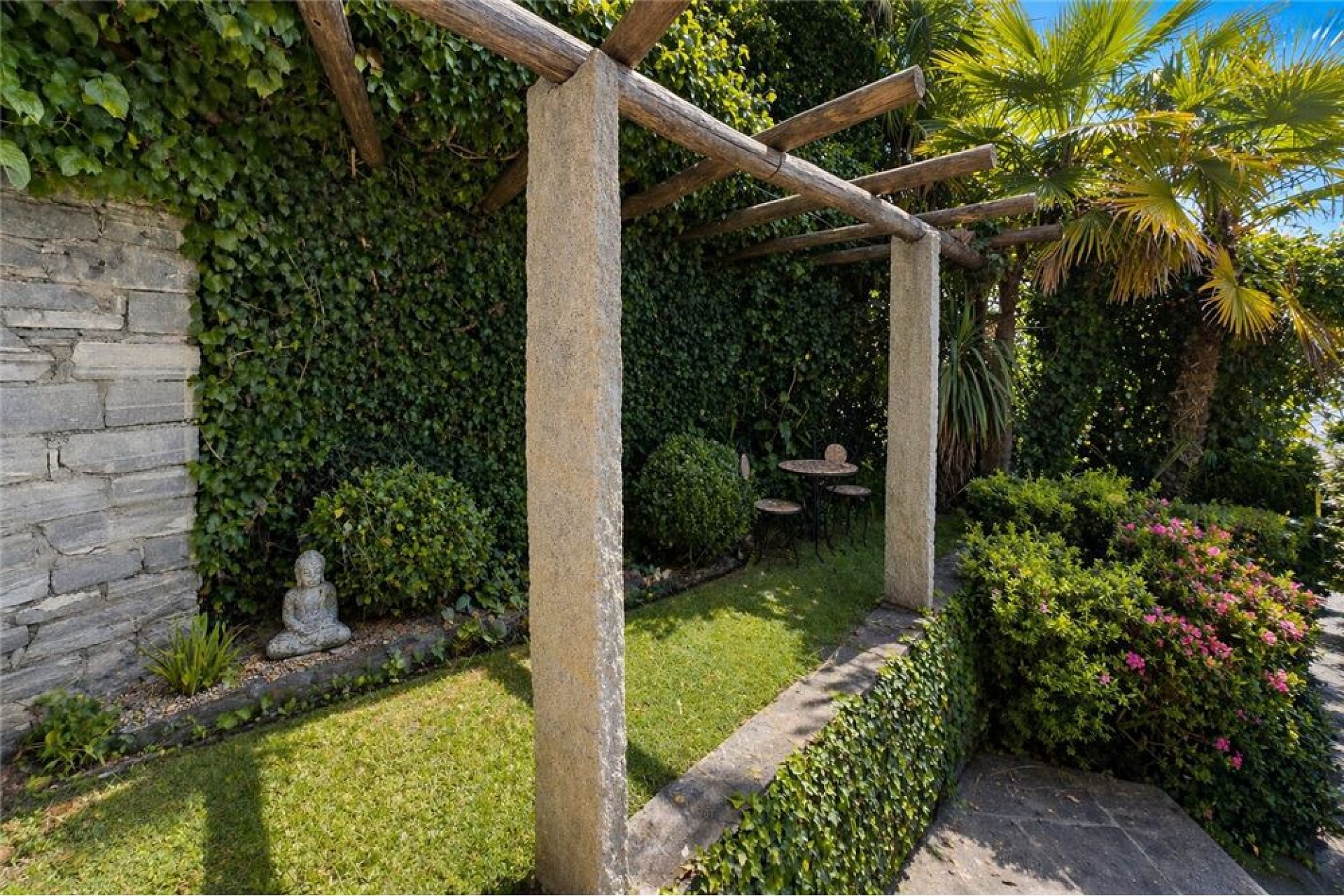 Mediterraner Garten mit Pergola