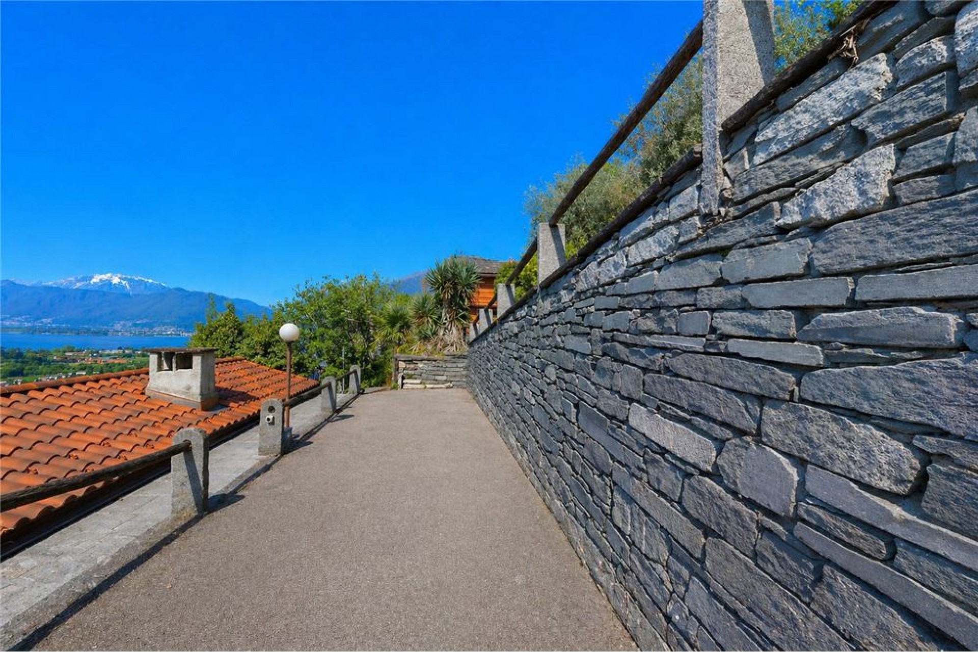 Terrasse mit Seeblick und Steinmauer