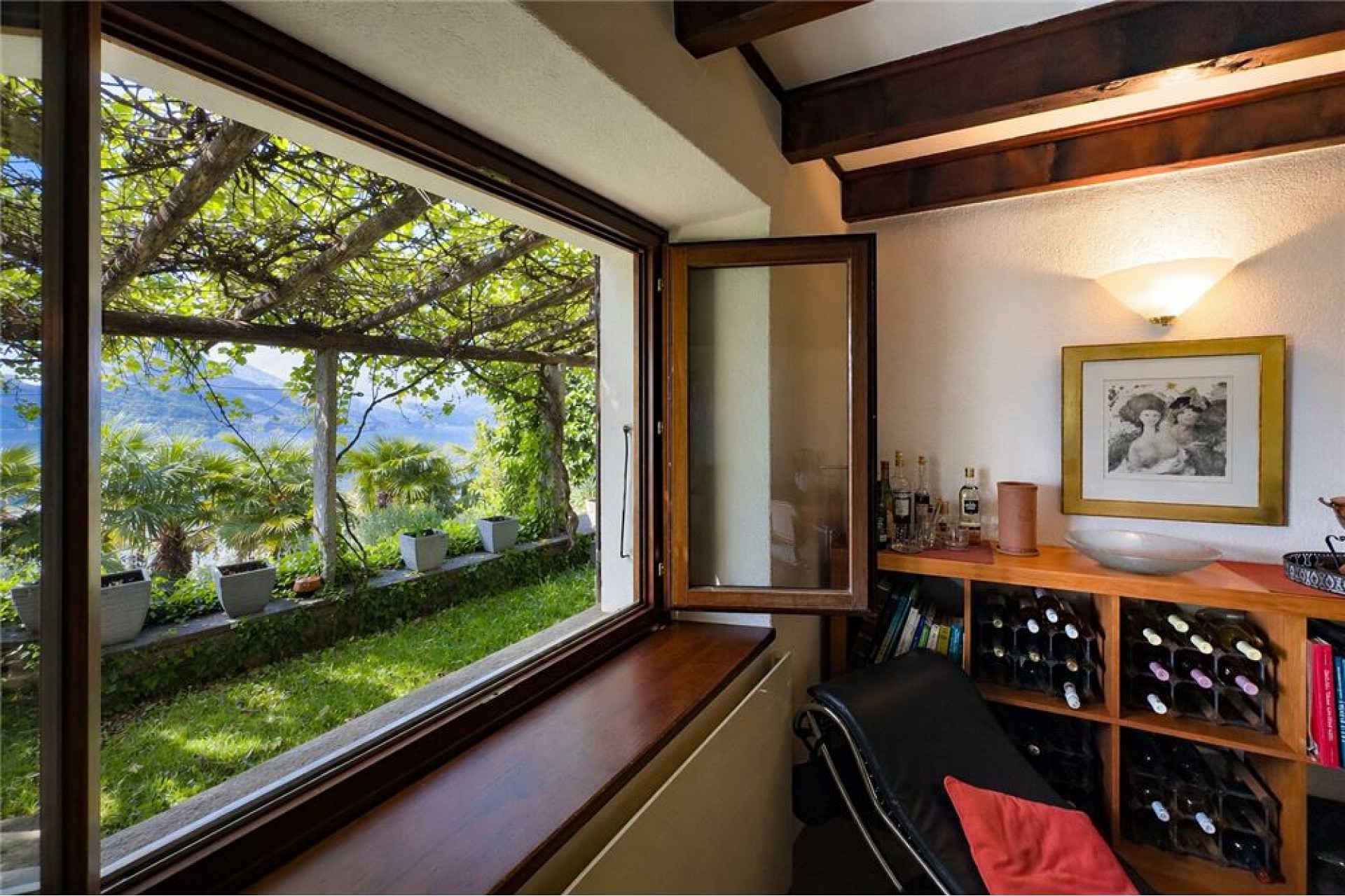 Gemütlicher Raum mit großem Fenster und Gartenblick