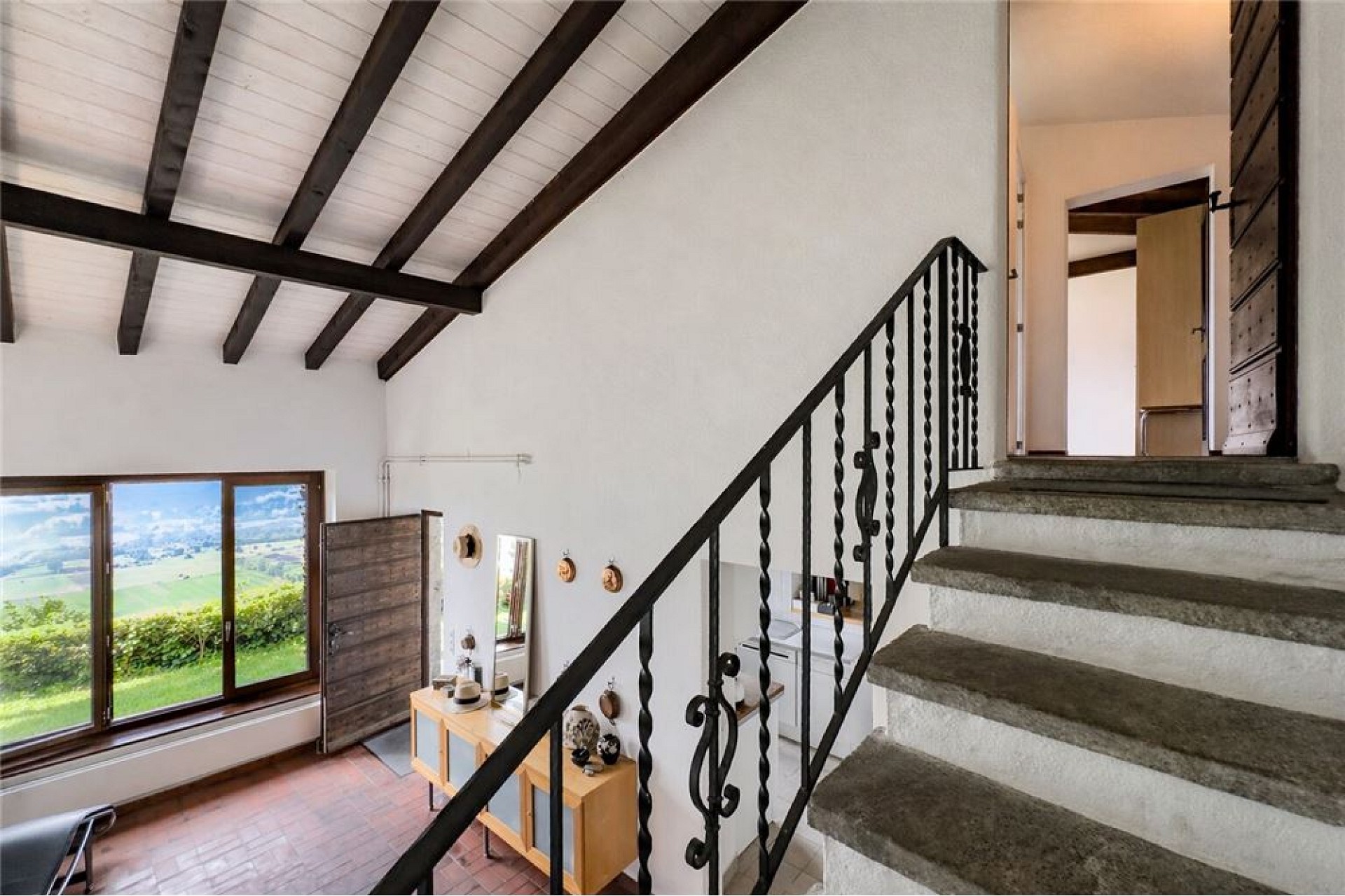 Treppenhaus mit Ausblick ins Grüne