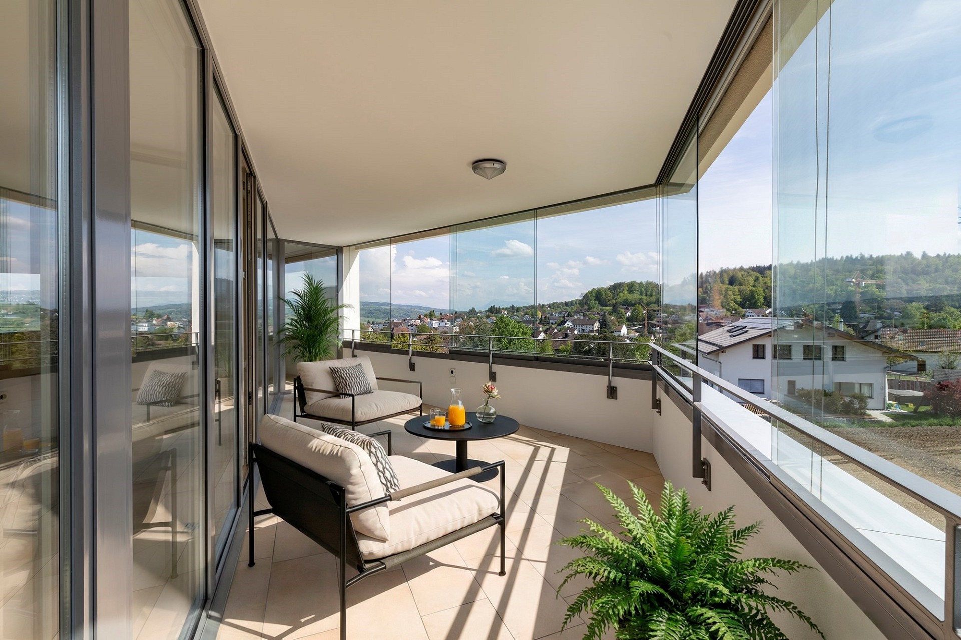 Großzügiger Balkon mit Sitzlounge und Panoramablick