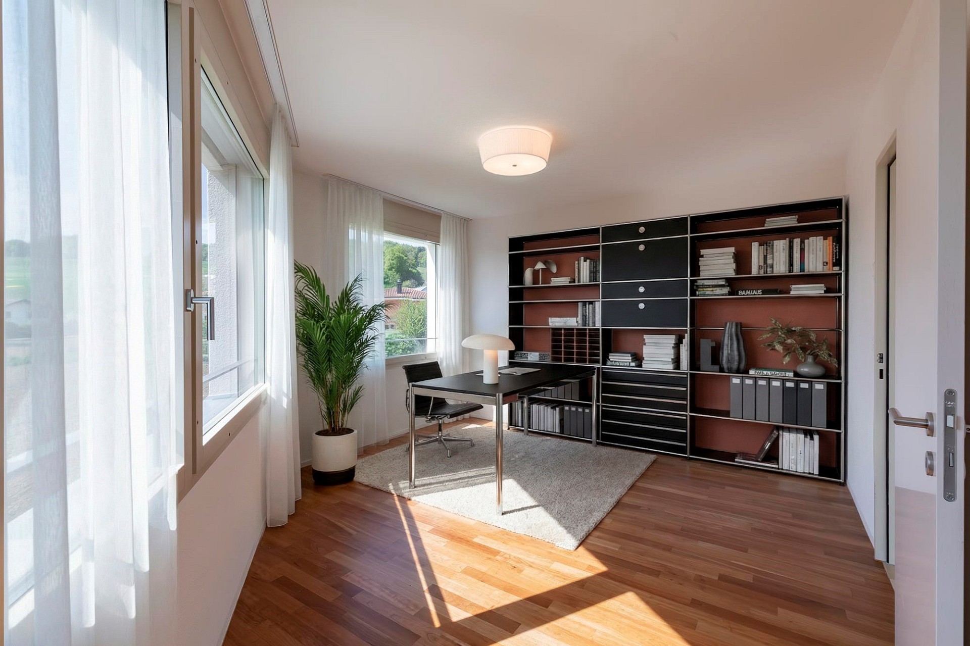 Helles Arbeitszimmer mit Holzfußboden