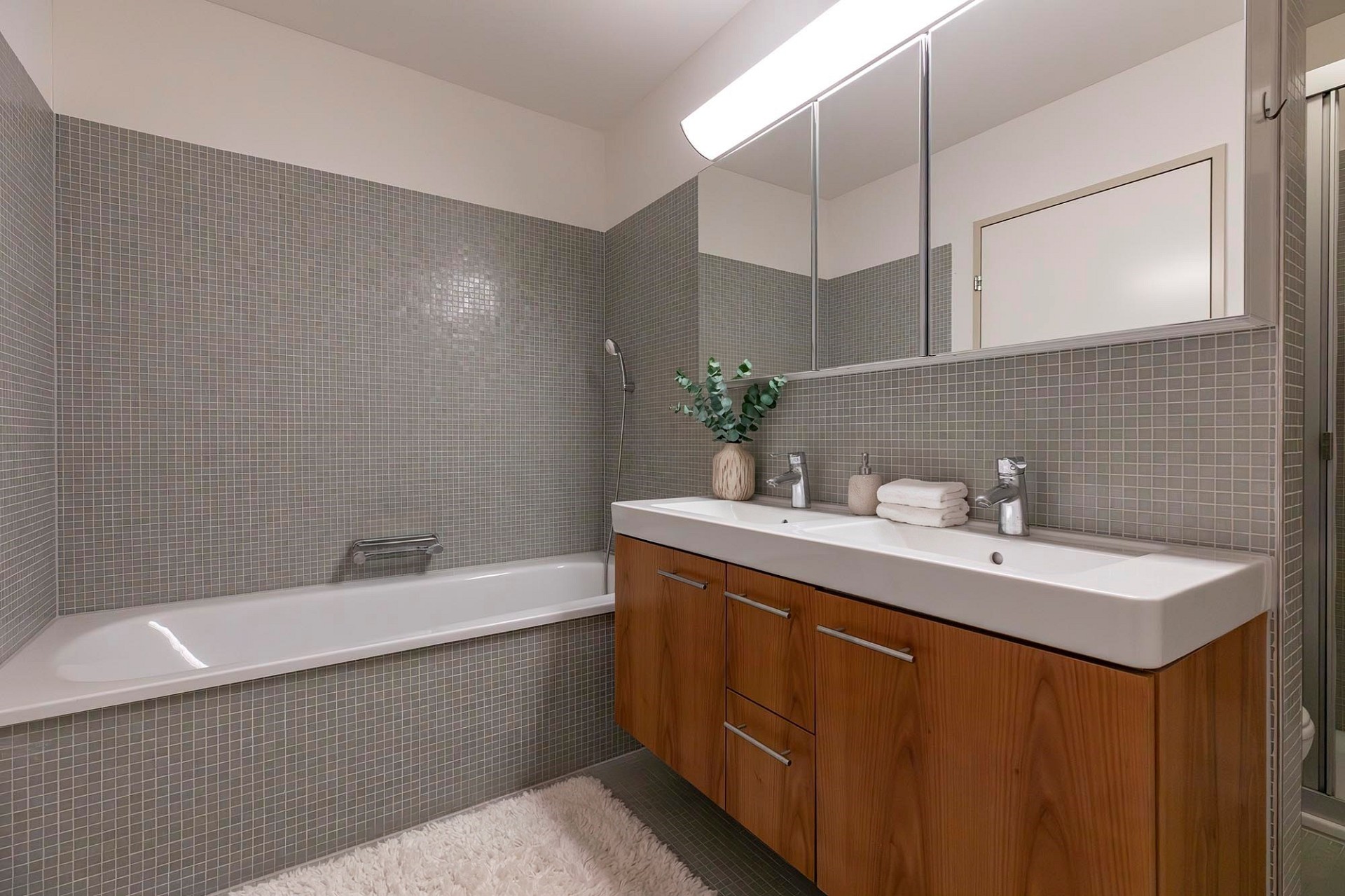 Modernes Badezimmer mit Wanne und Doppelwaschtisch