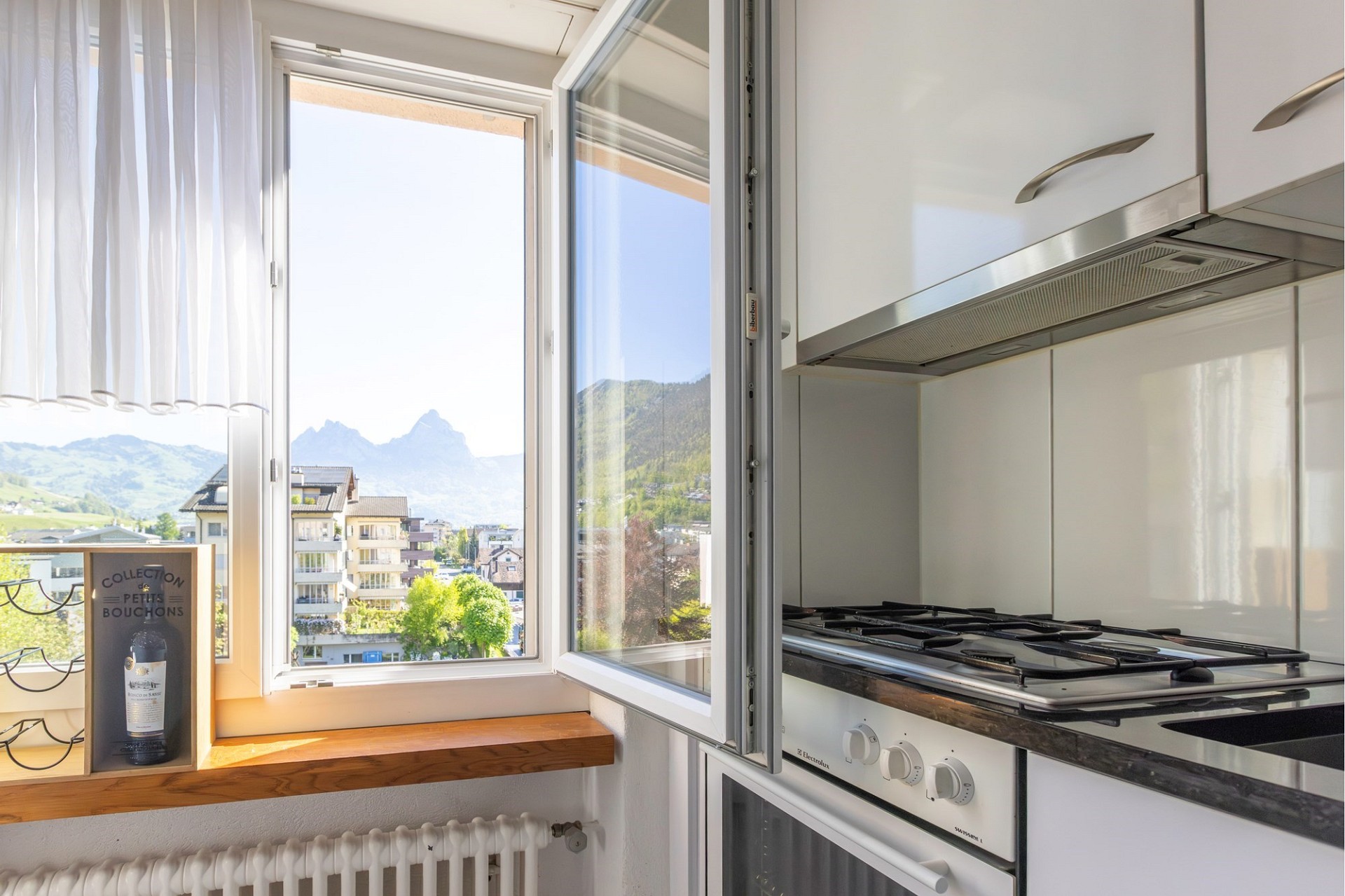 Helle Küche mit Bergblick