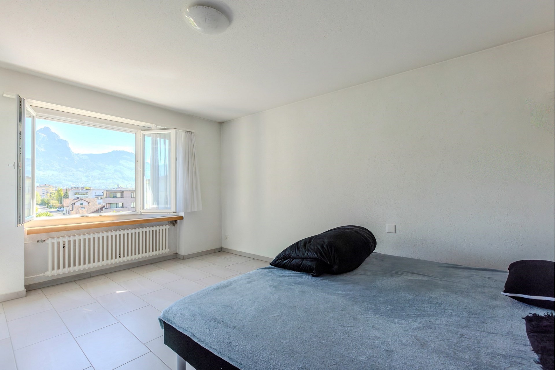 Helles Schlafzimmer mit Bergblick
