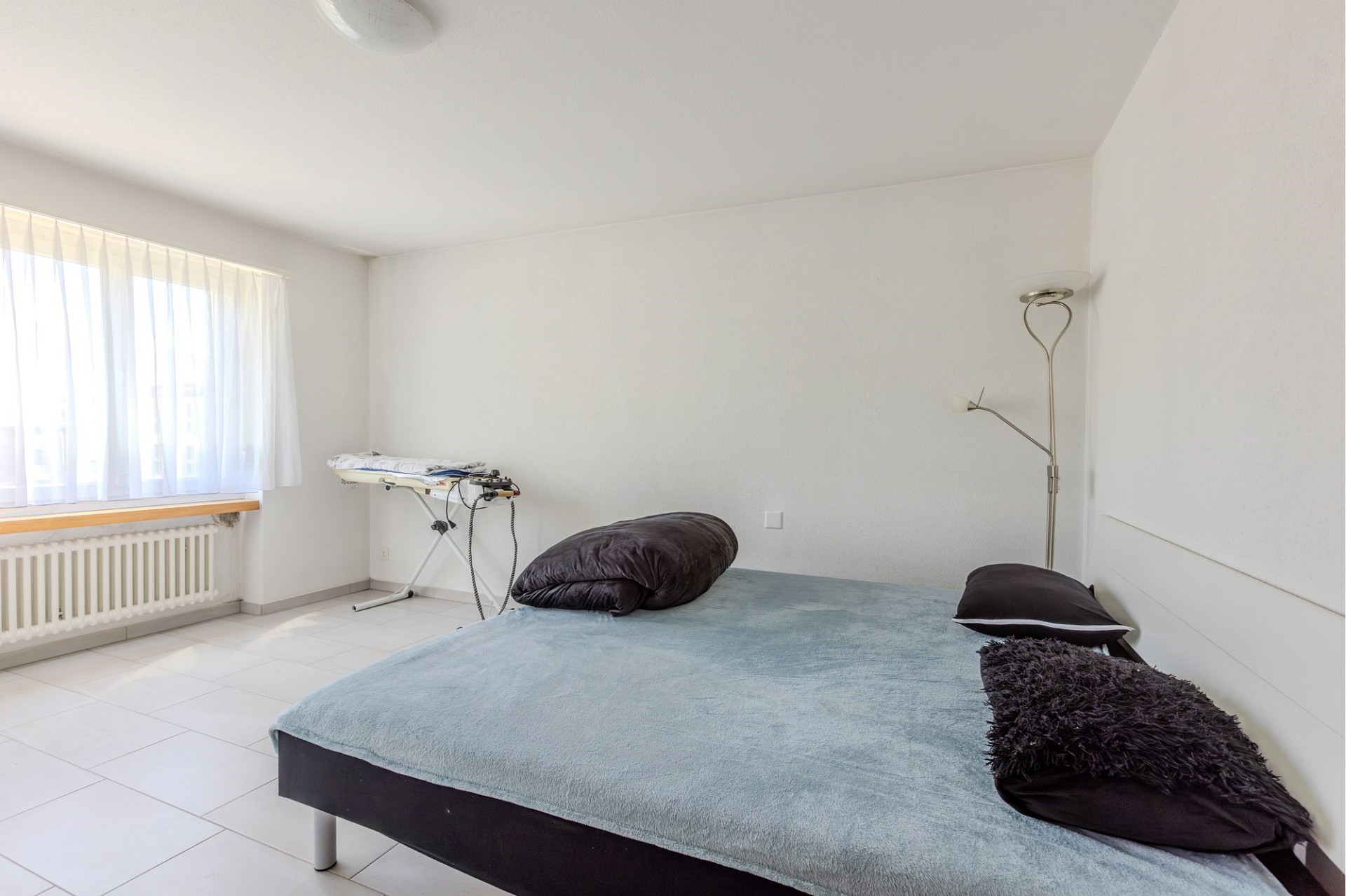 Helles Schlafzimmer mit schlichter Einrichtung