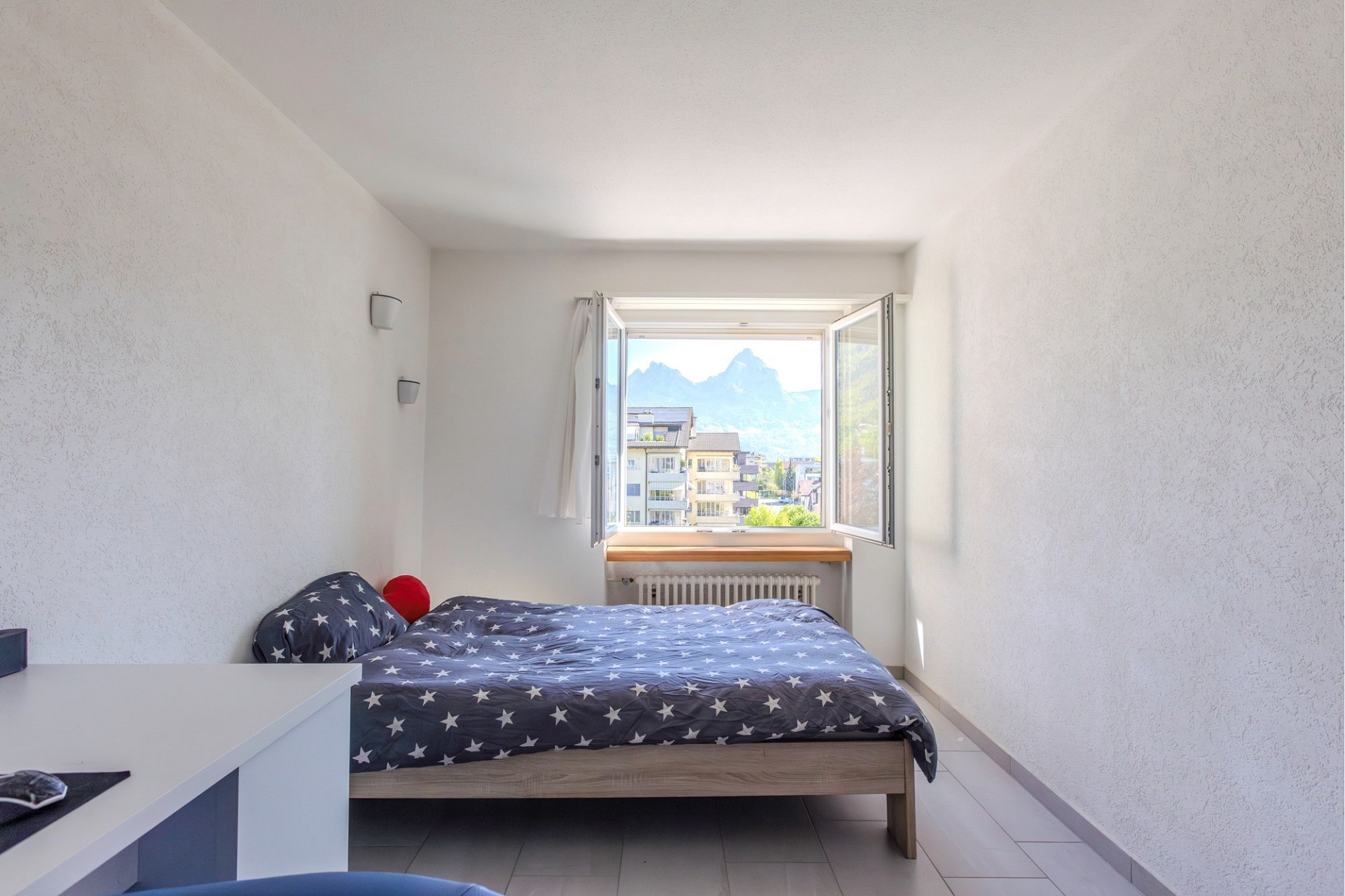 Helles Schlafzimmer mit Bergblick
