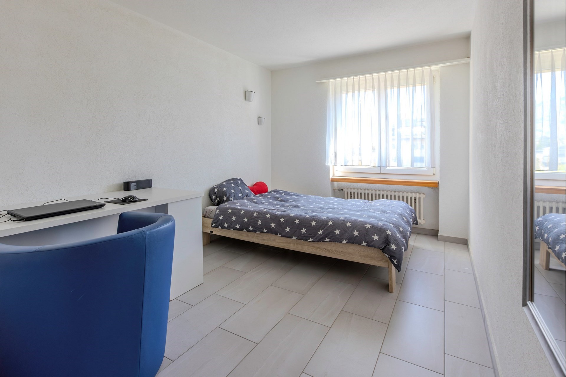 Helles Schlafzimmer mit Arbeitsecke