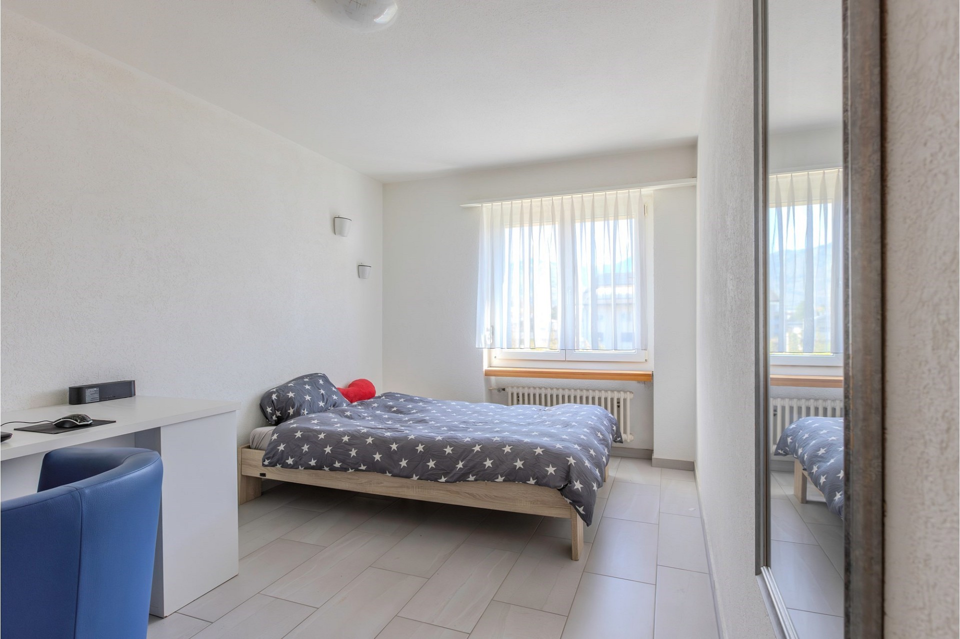 Helles Schlafzimmer mit einfachem Mobiliar