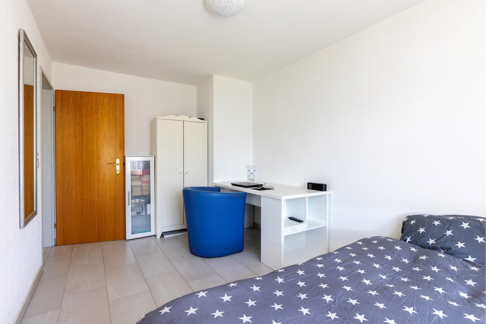 Schlichtes Schlafzimmer mit Schreibtisch