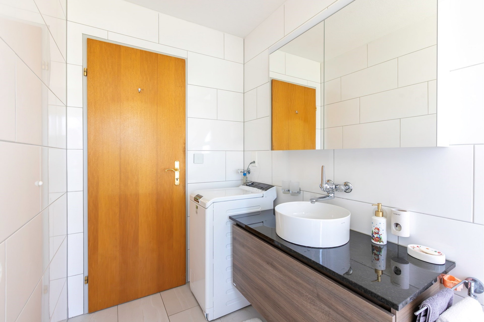 Helles Gäste-WC mit Holzinnentür und Waschtisch