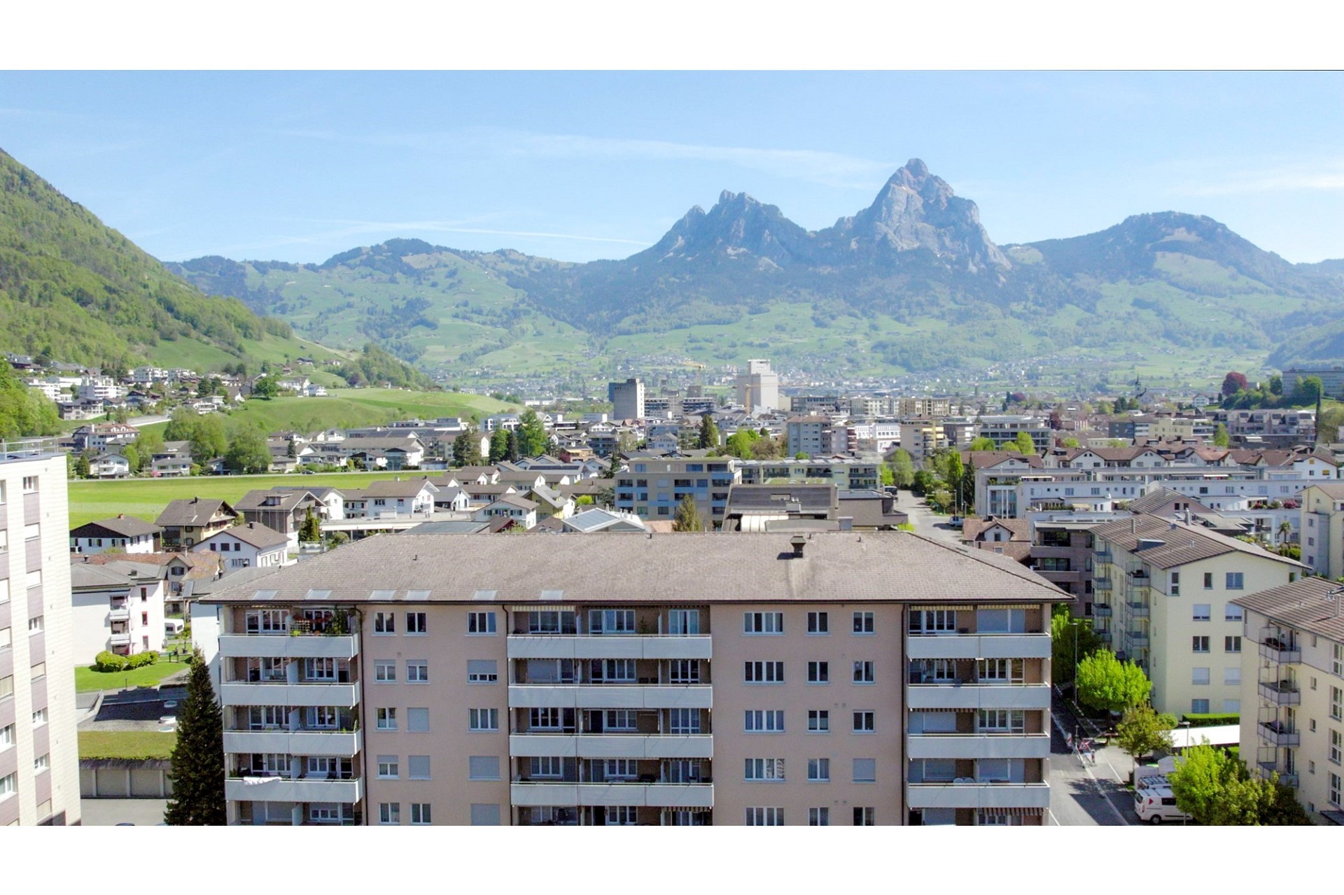 Städtische Wohnanlage mit Bergblick