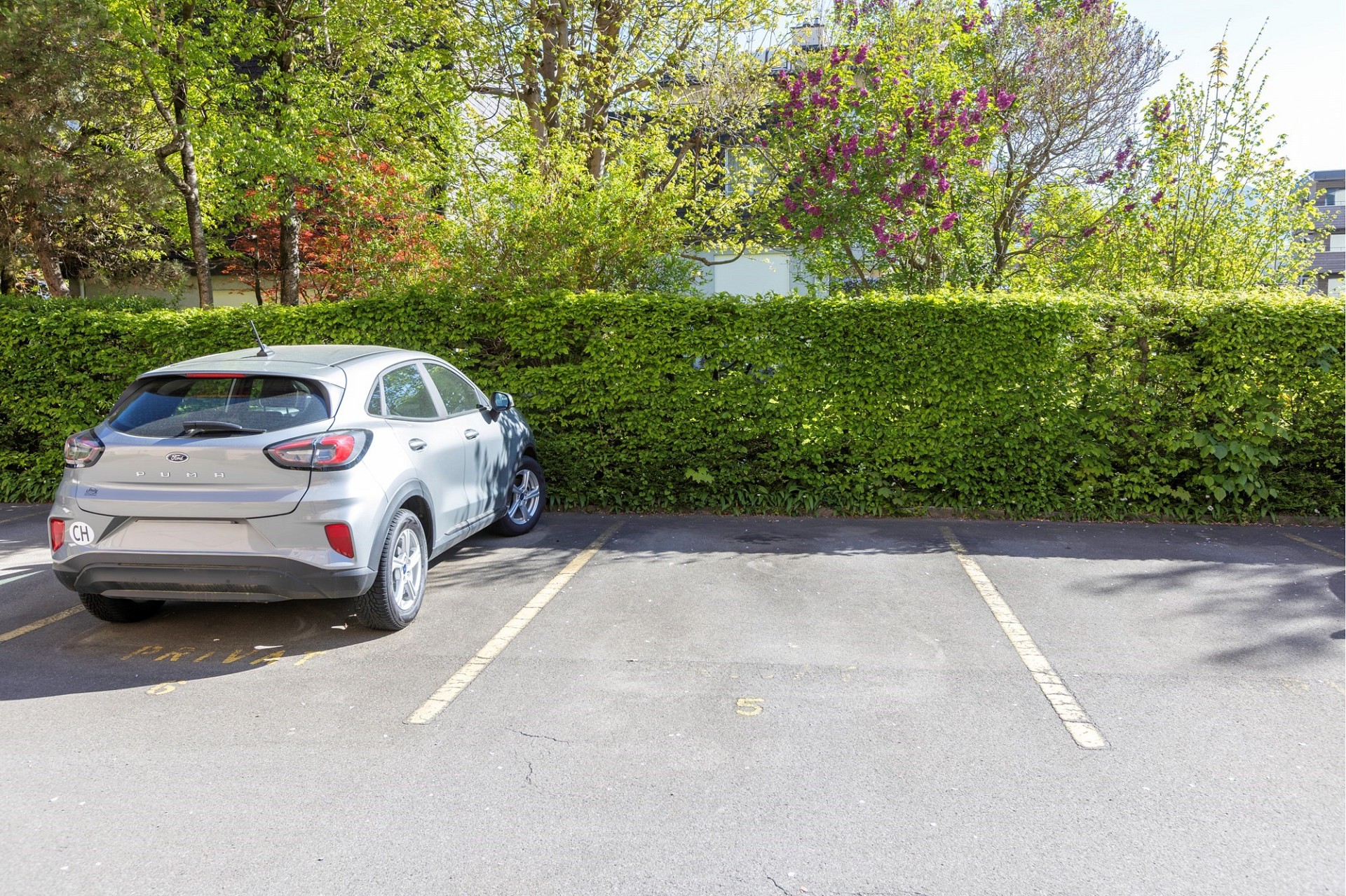 Außenansicht eines Parkplatzes mit Auto