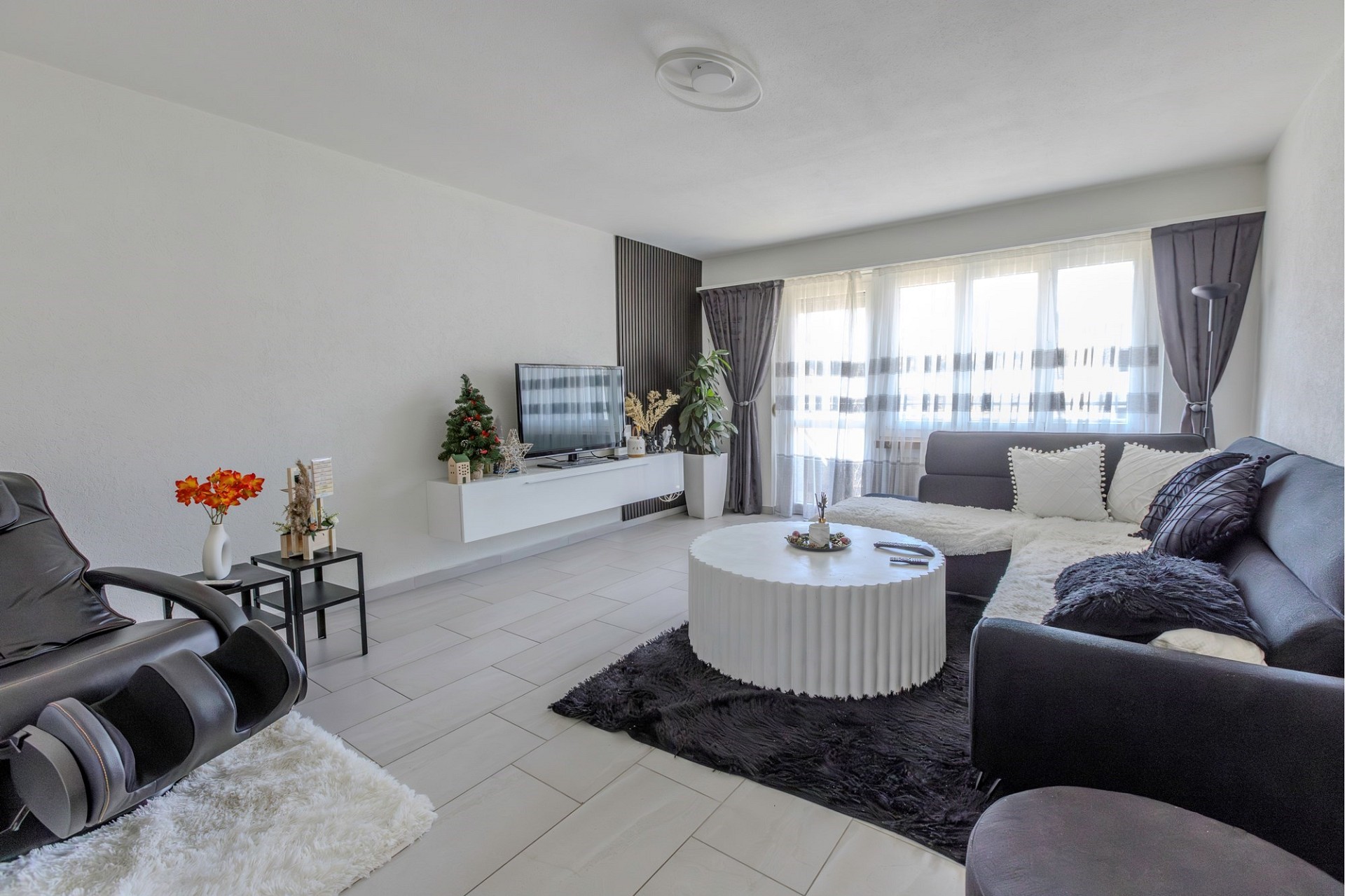 Modernes Wohnzimmer mit großer Fensterfront