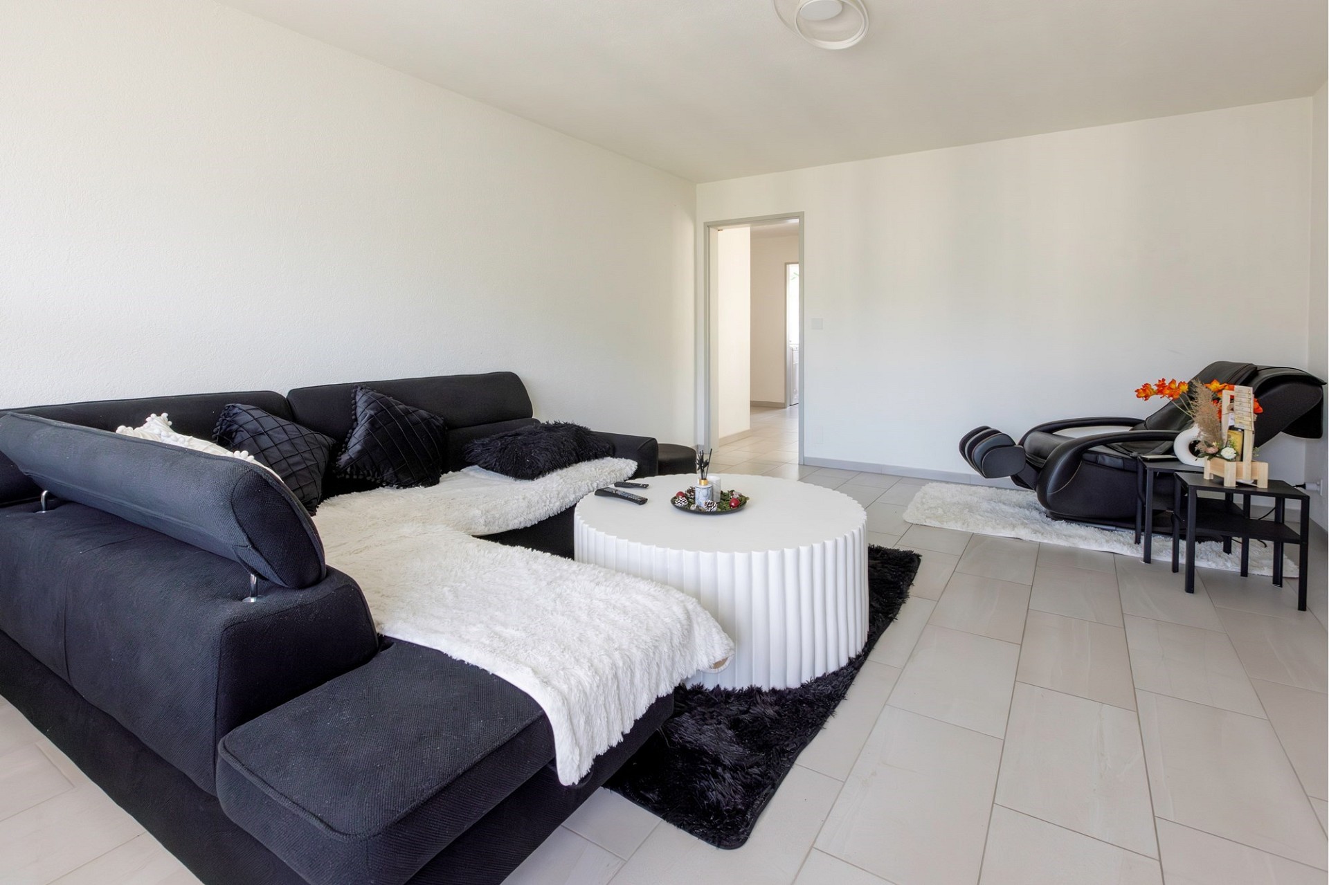 Modernes Wohnzimmer mit schwarzer Sofalandschaft