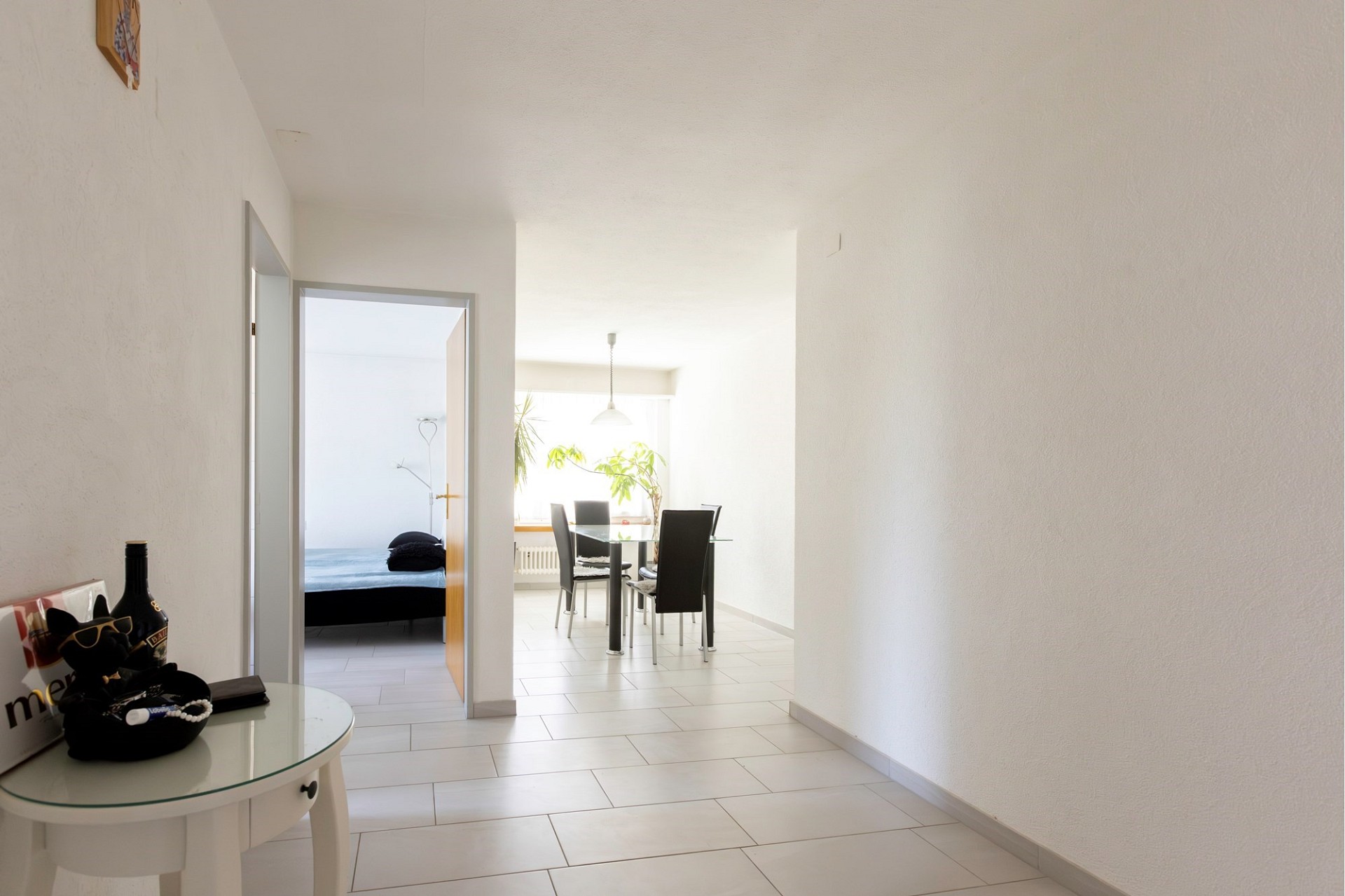 Heller Flur mit Blick in Essbereich und Schlafzimmer