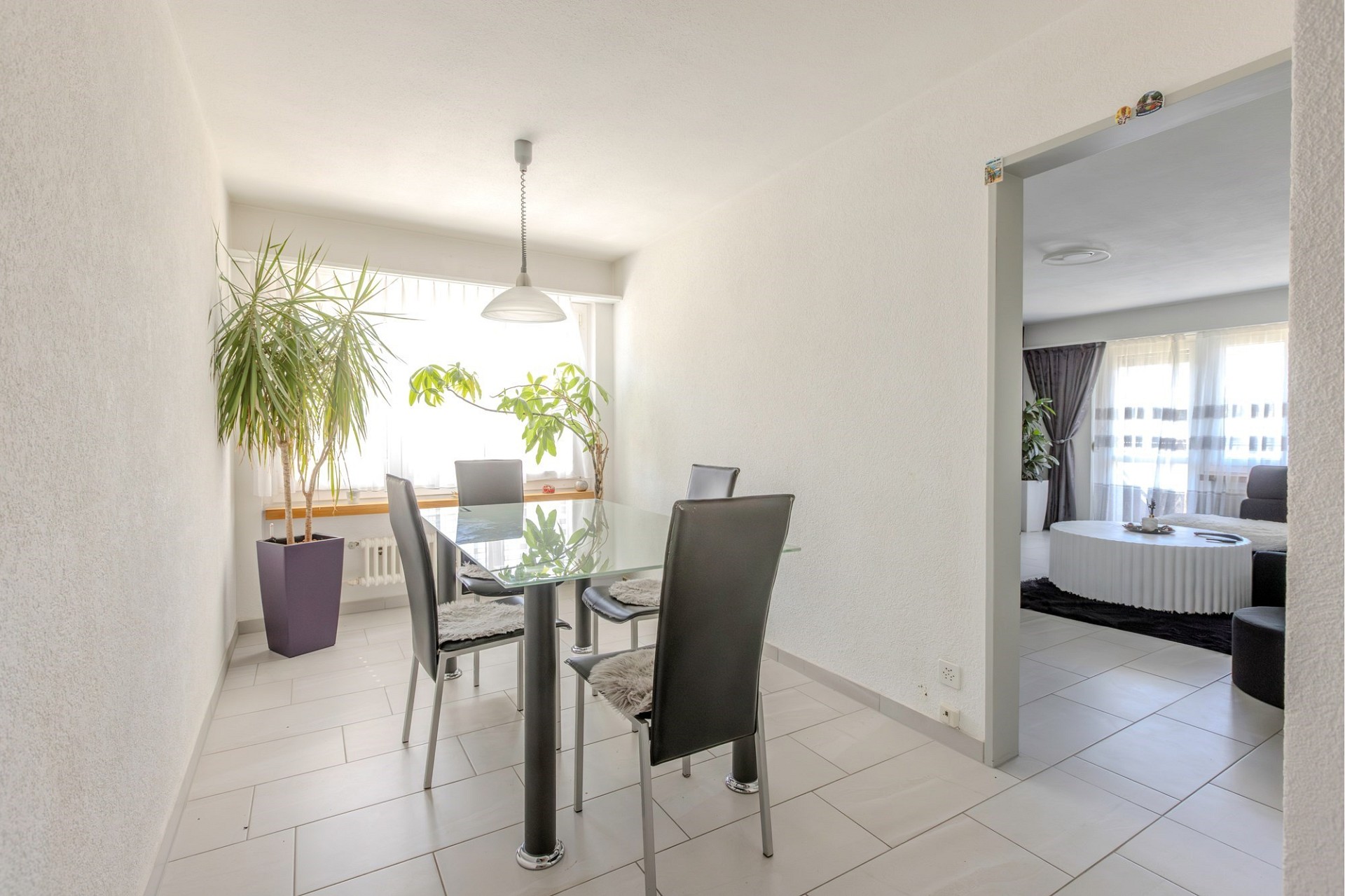 Heller Essbereich mit Blick ins Wohnzimmer