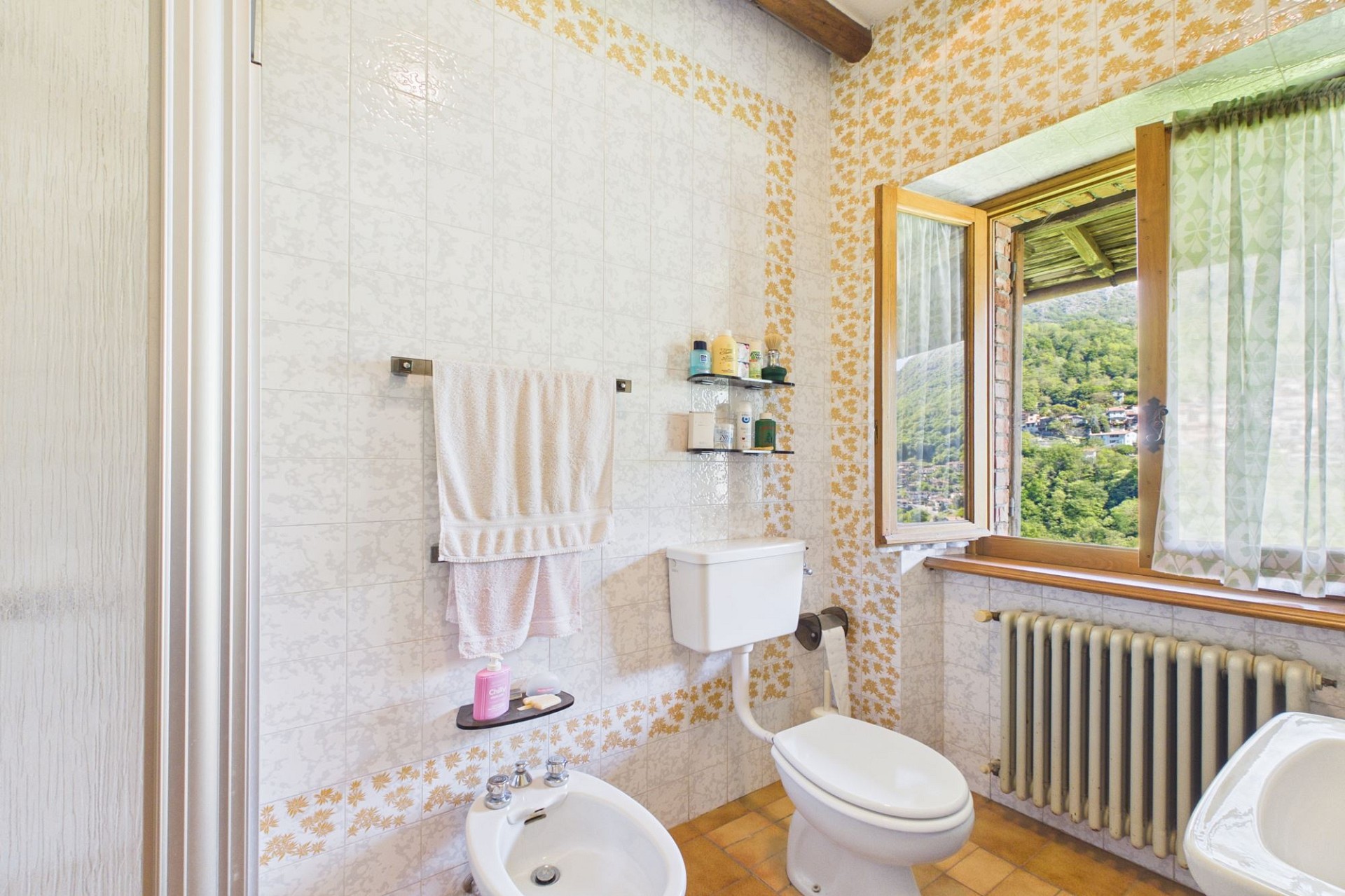 Rustikales Badezimmer mit Ausblick