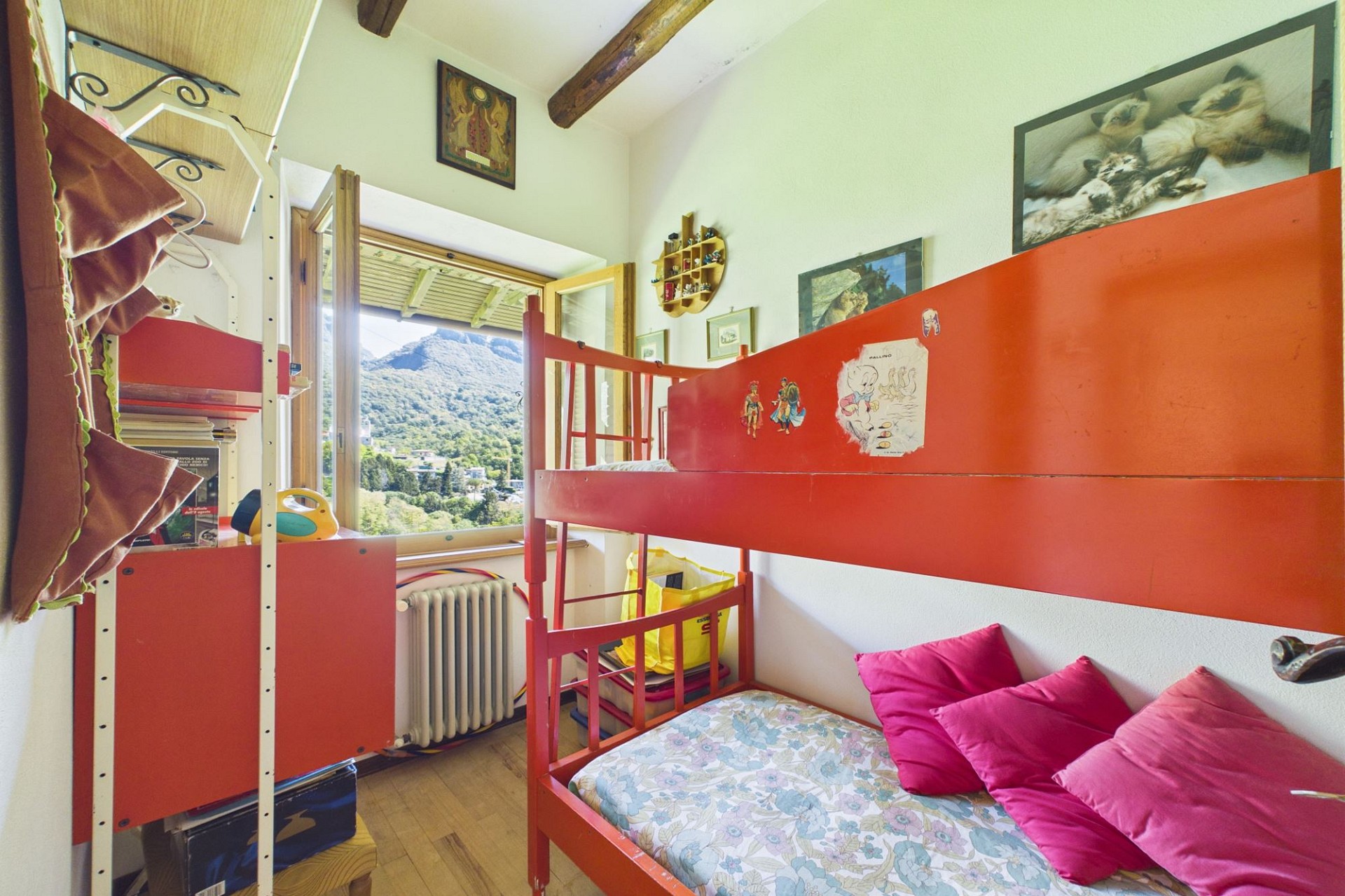 Kinderzimmer mit Etagenbett und Bergblick