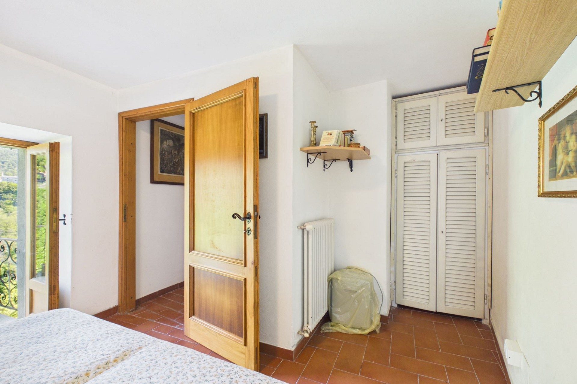 Helles Schlafzimmer mit Balkonzugang und Schranknische