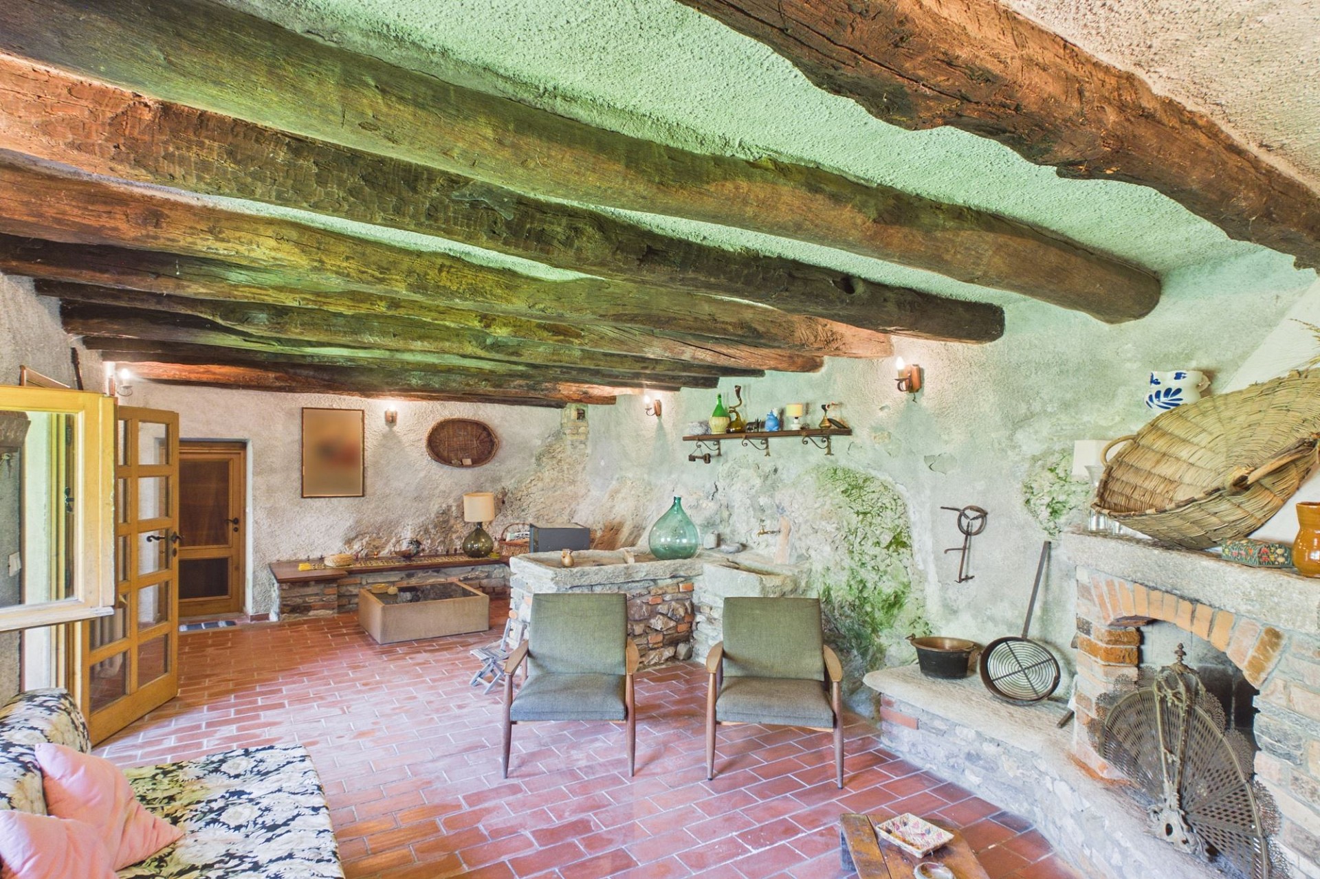 Rustikales Wohnzimmer mit Holzdeckenbalken