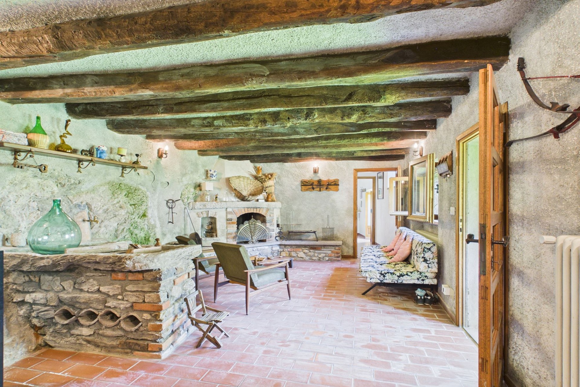 Rustikaler Wohnraum mit Naturstein und Holzbalken