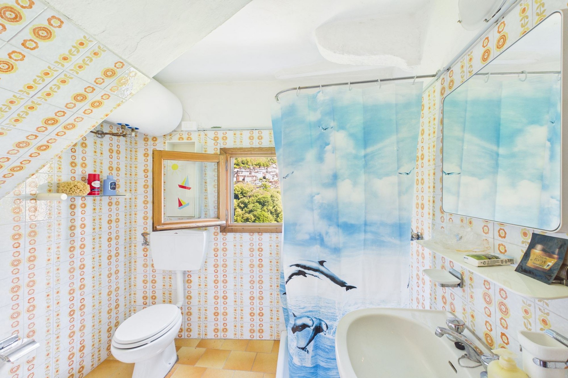 Retro-Badezimmer mit Fenster und Badewanne