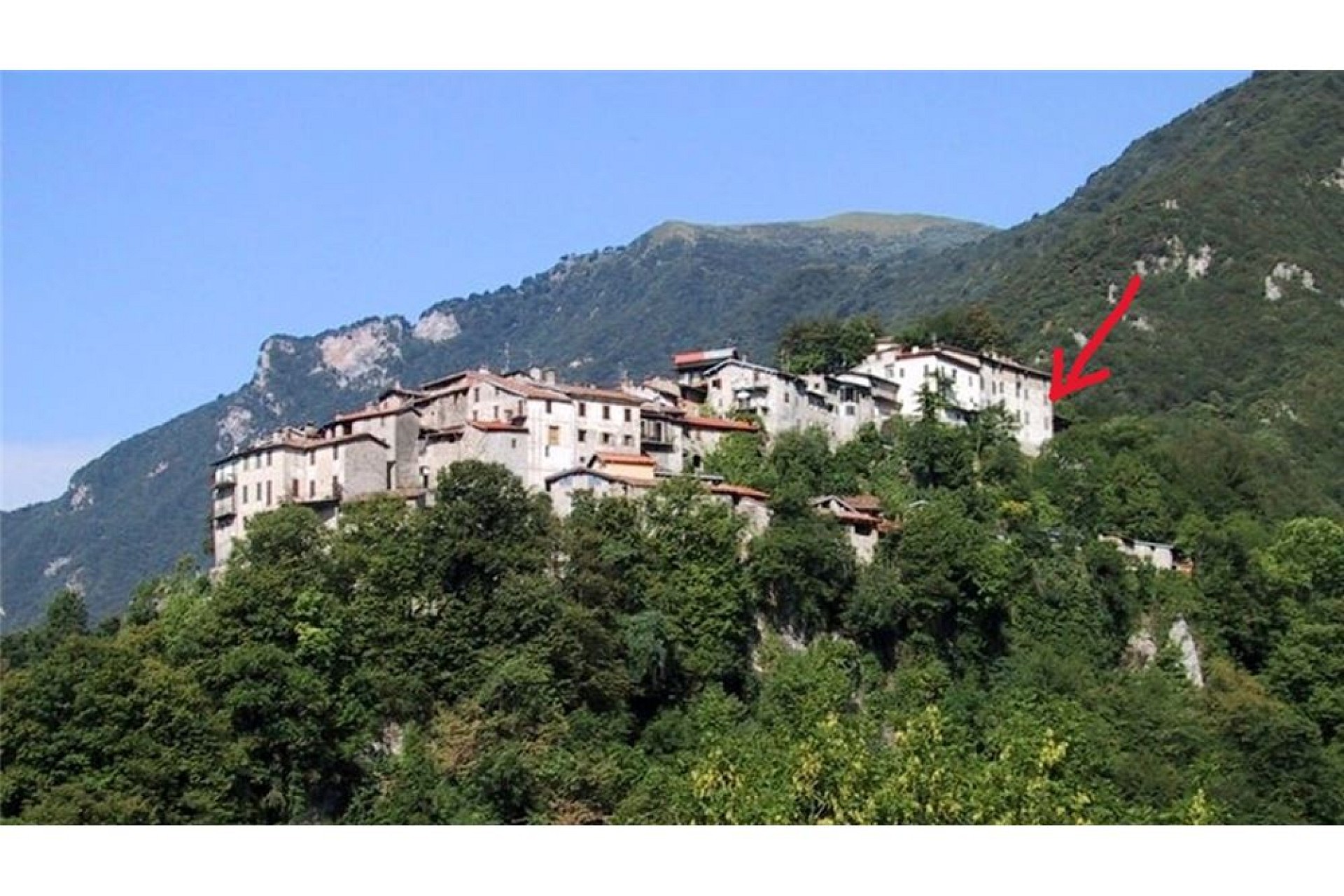 Bergsiedlung an bewaldetem Hang