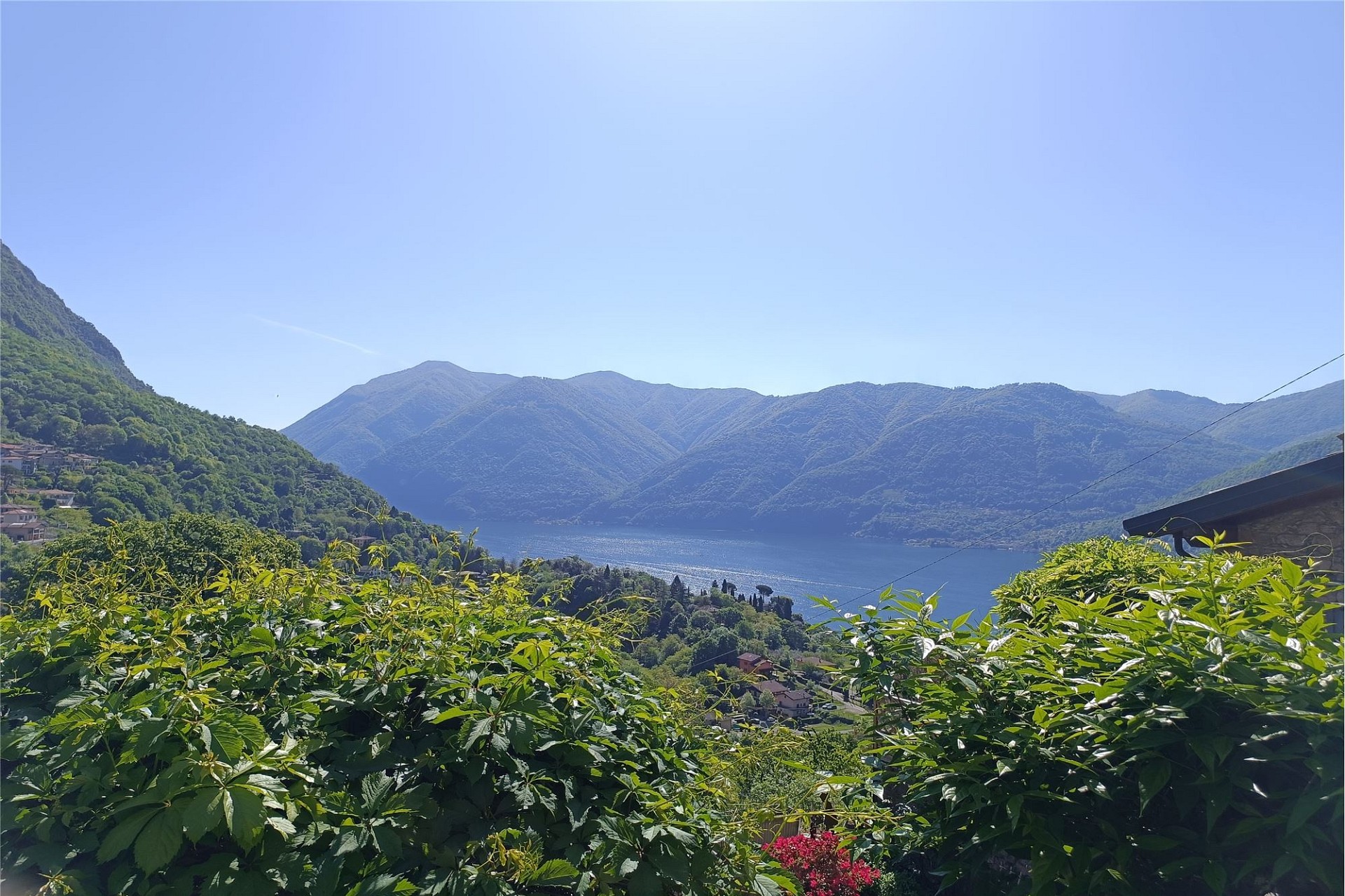 Landschaft mit See- und Bergblick