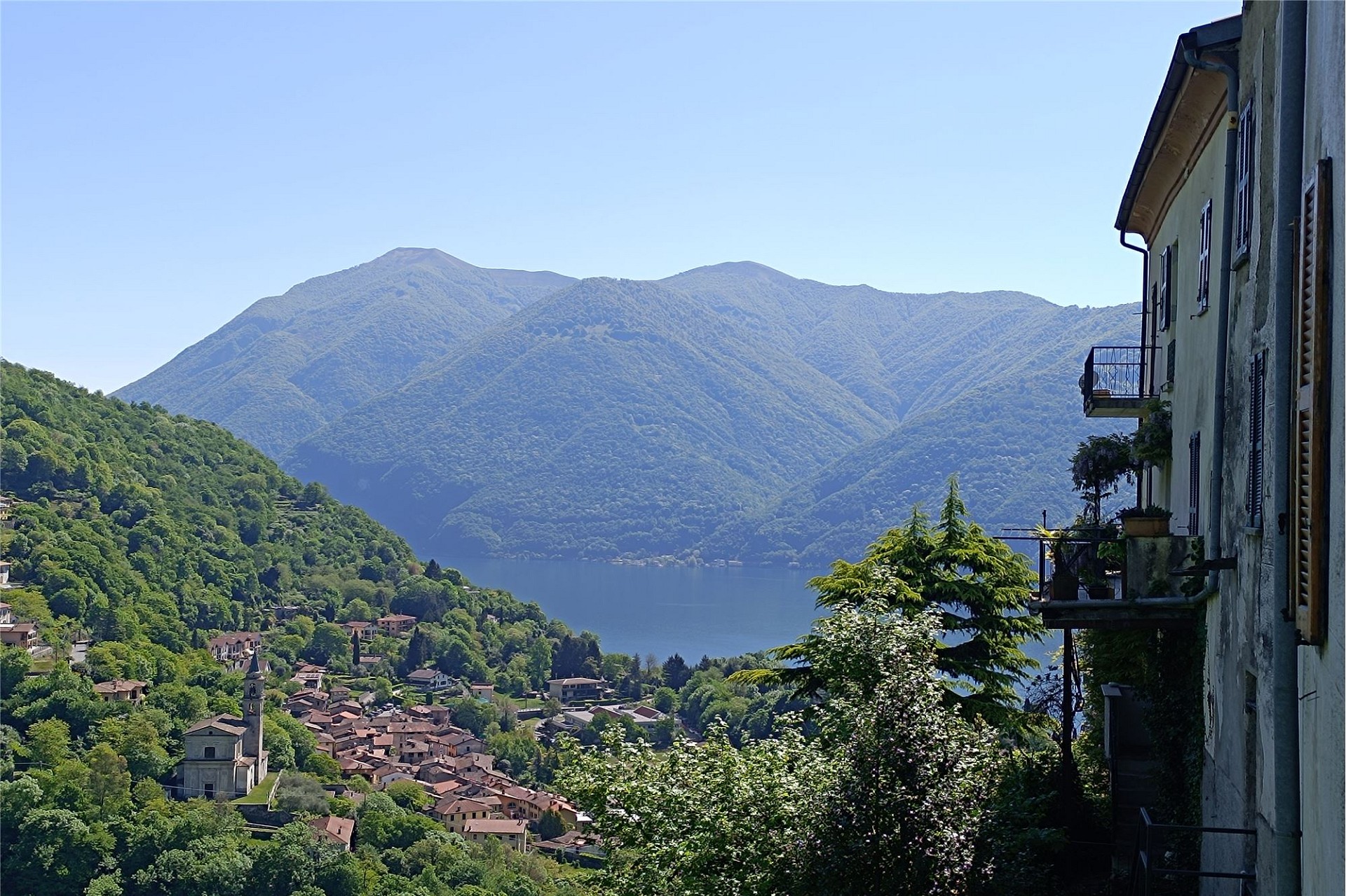 Landschafts- und Seeblick mit Gebäudefassade