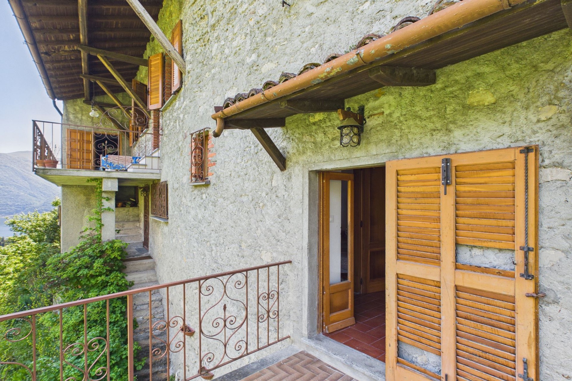 Balkon an rustikalem Berghaus
